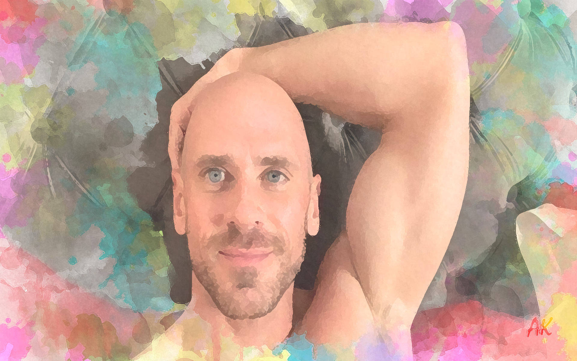  壁紙 — 一個禿頭、藍眼睛、留鬍鬚的男人微笑著，將頭靠在手上，背景是充滿活力的抽象水彩畫。