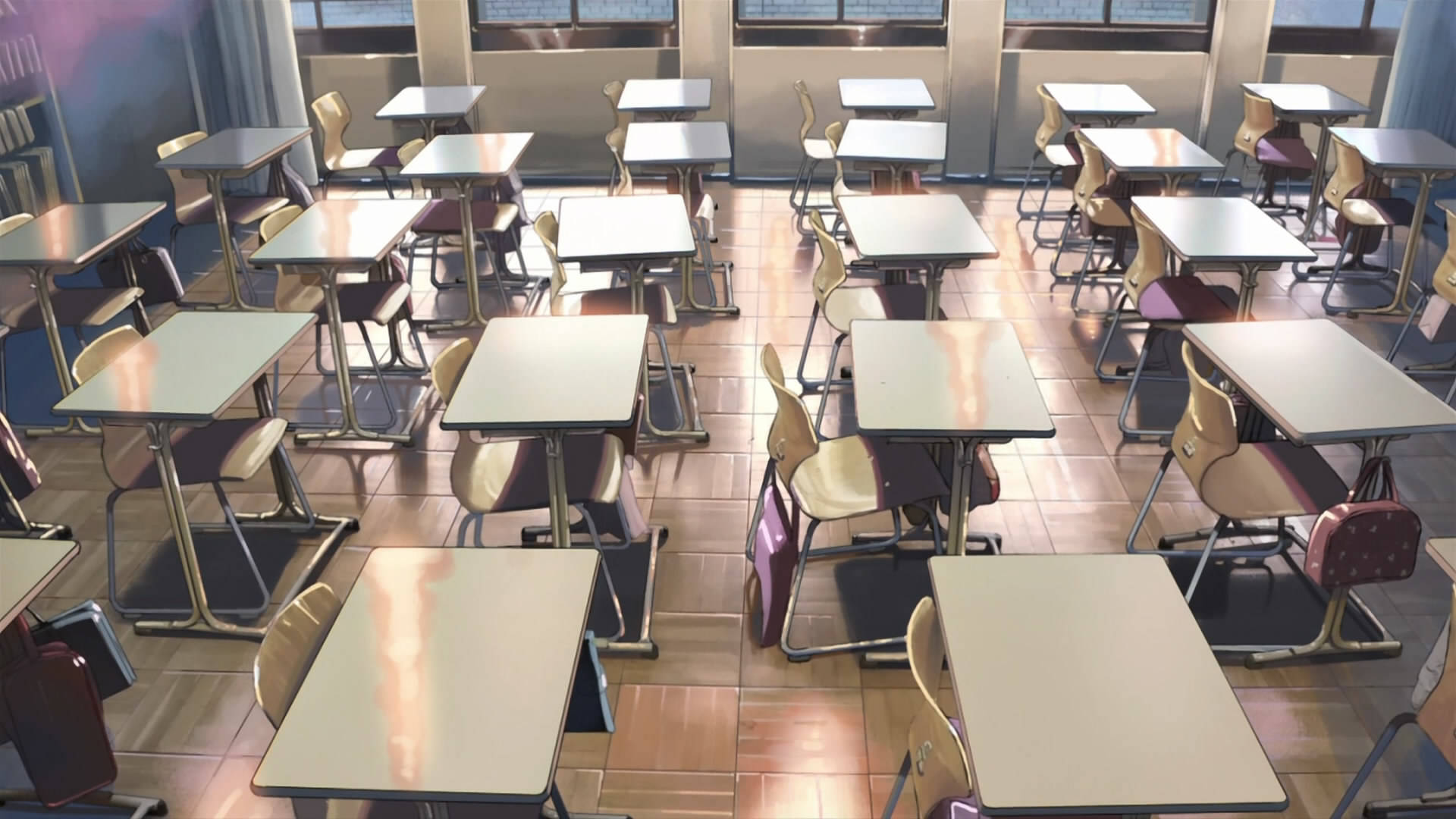 Classroom 桌布 壁紙 — 一個空無一人的動漫風格教室，排列著一排排書桌和椅子，沐浴在柔和晨光中。