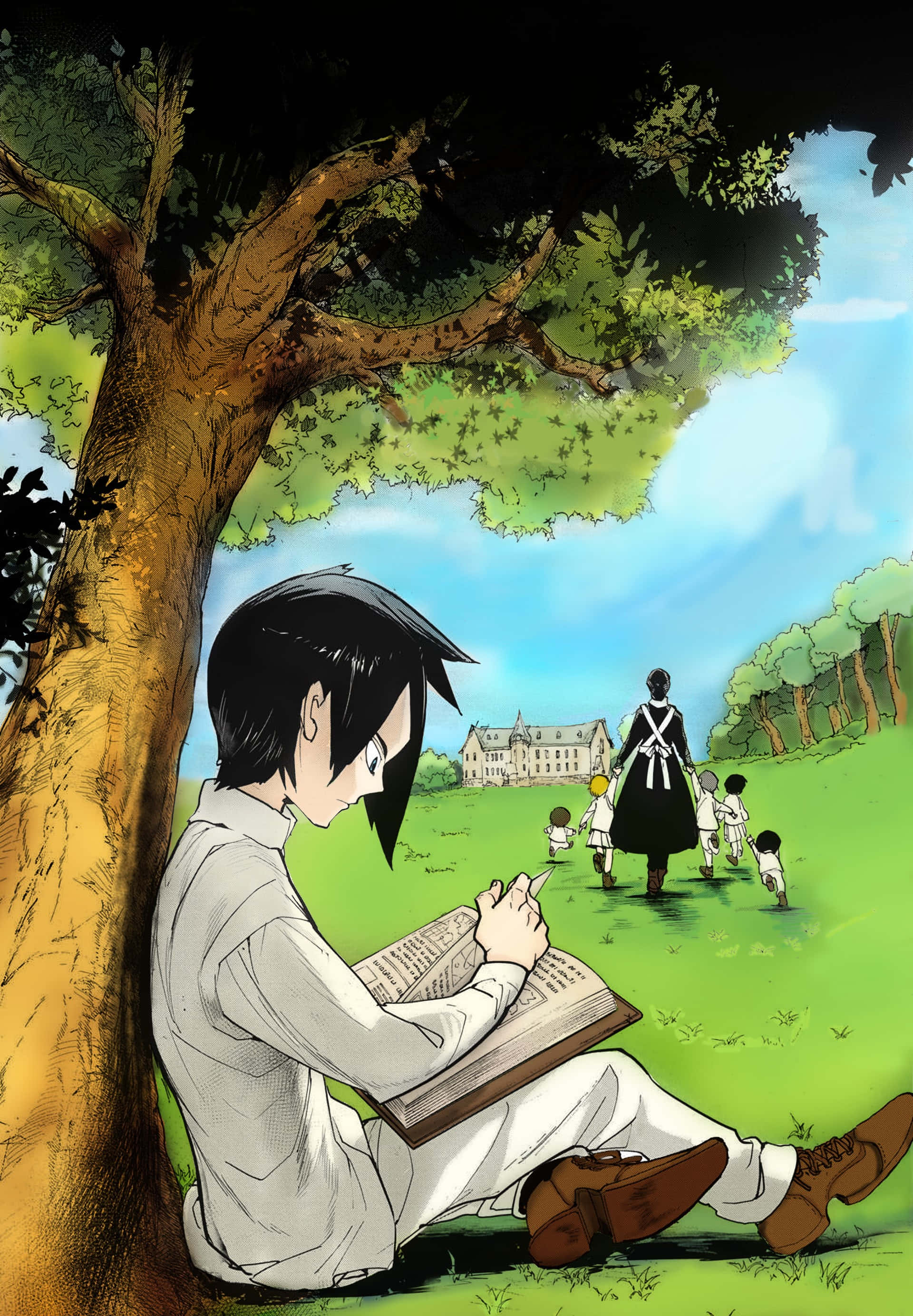 The Promised Neverland Ray 桌布 壁紙 — 一個穿白衣的小男孩坐在大樹下閱讀，而一名女子和小孩正走向遠處的大宅。