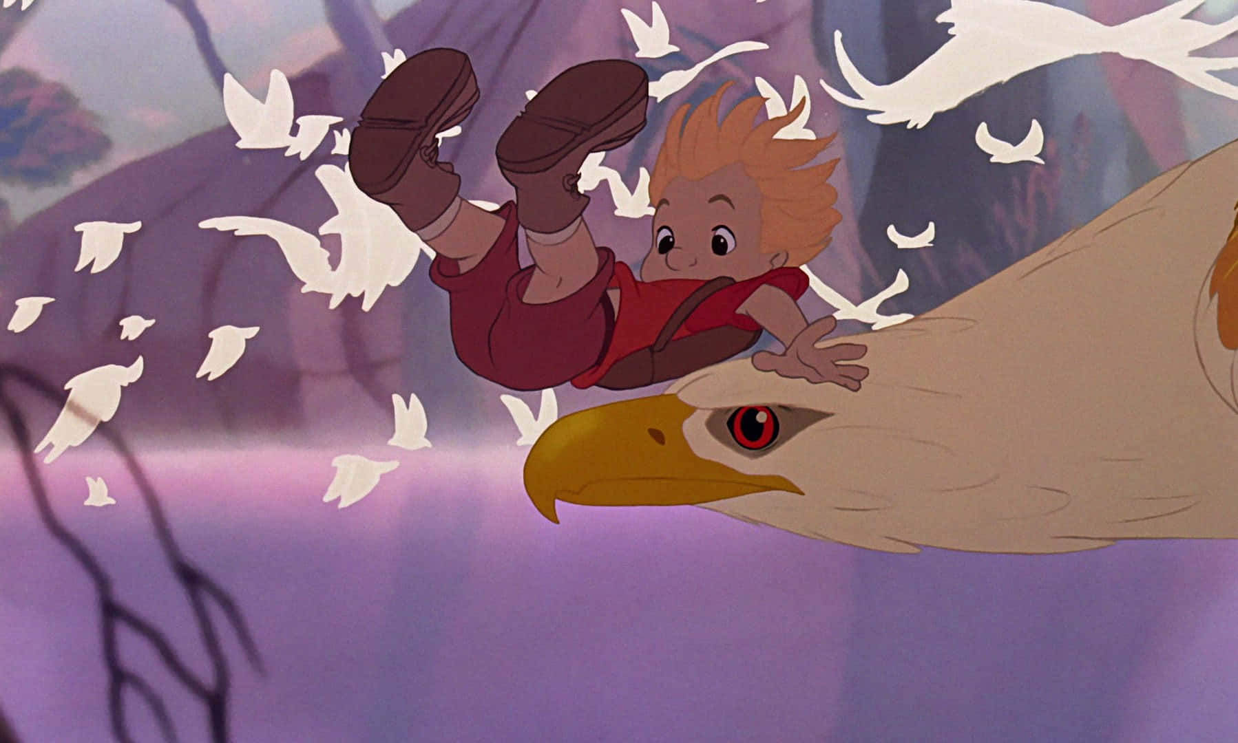 The Rescuers Down Under 桌布 壁紙 — 一個穿紅衣的小男孩緊緊抓住一隻在紫色天空中翱翔的大鷹，周圍有白色的鳥兒盤旋。