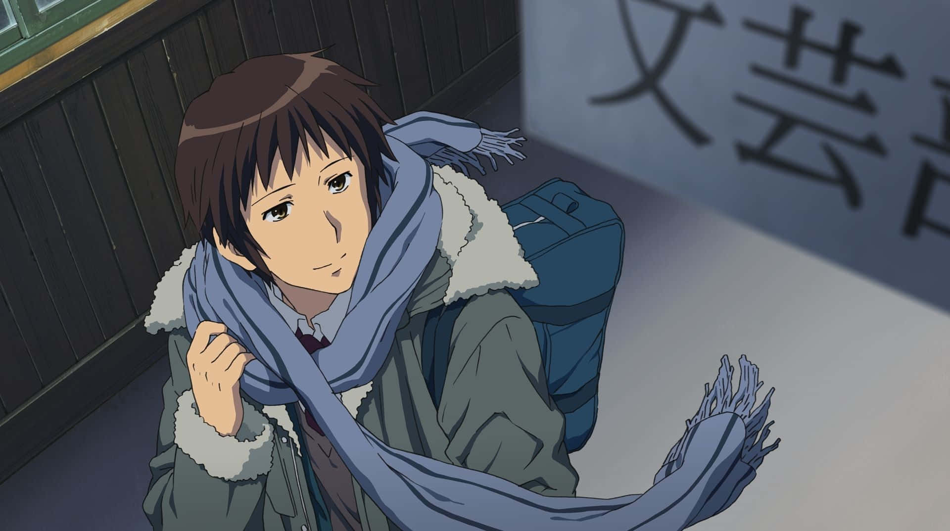 Kyon 桌布 壁紙 — 一個穿著冬季外套和藍色圍巾的年輕動漫男孩站在一個光線昏暗、帶有日語標誌的車站裡。