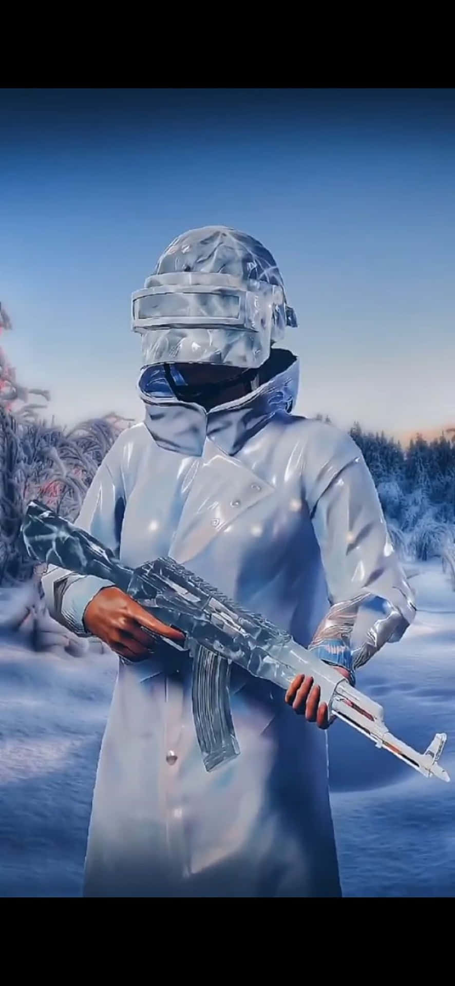 pubg mobile 桌布 壁紙 — 一個穿著半透明冰裝的人物，在雪地黃昏的景色中手持一把冰凍步槍。