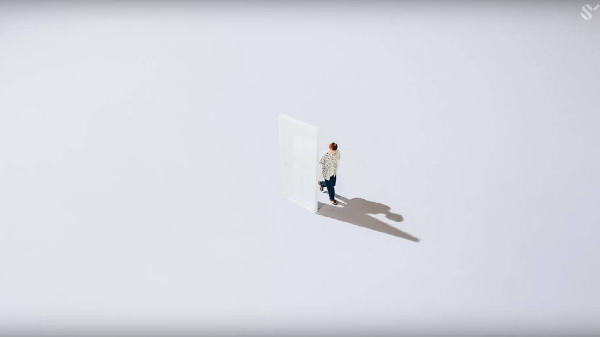 在空曠的白色虛空中，一個人走向一扇發光的門。 — 美學白色動態圖 壁紙