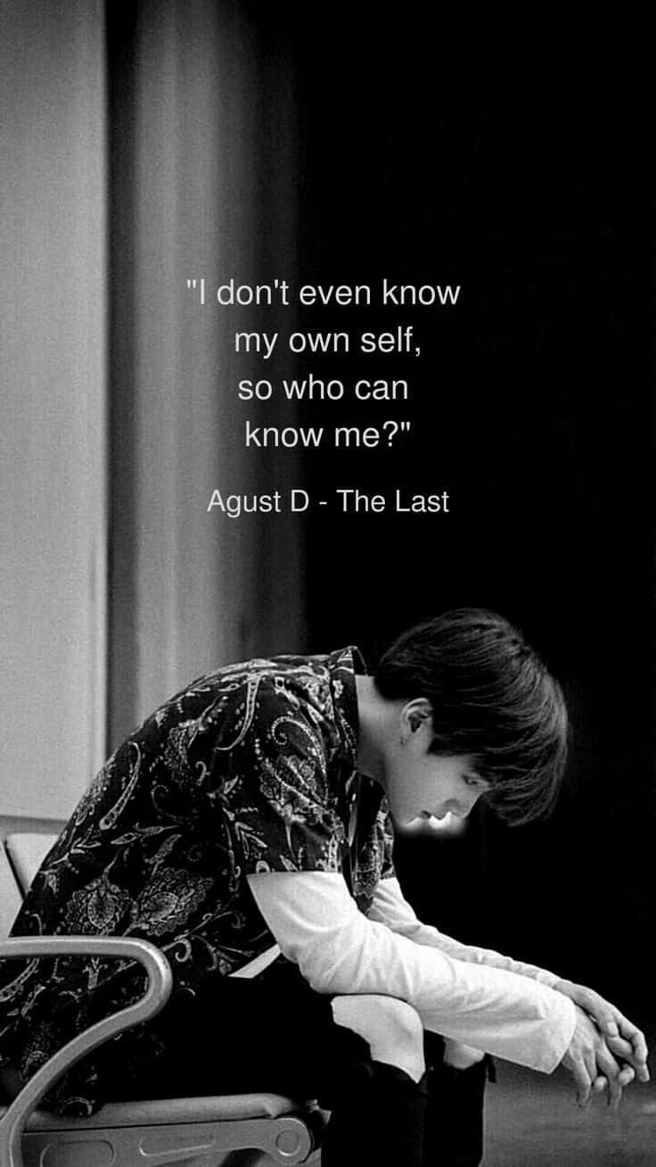 Bts Lyrics 桌布 壁紙 — 一個穿著圖案襯衫的男人癱倒在椅子上，並帶有引文疊加的黑白肖像。