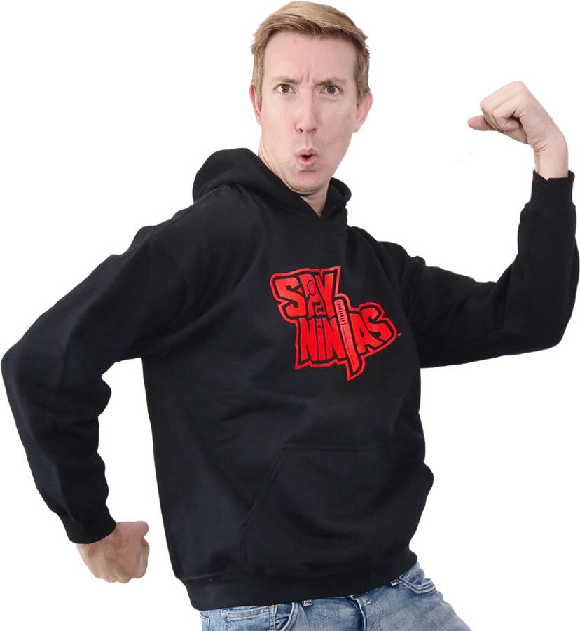 男人 桌布 壁紙 — 一個穿著帶有紅色「Spy Ninjas」標誌的黑色連帽衫的男人，在純白色背景上彎曲他的二頭肌。
