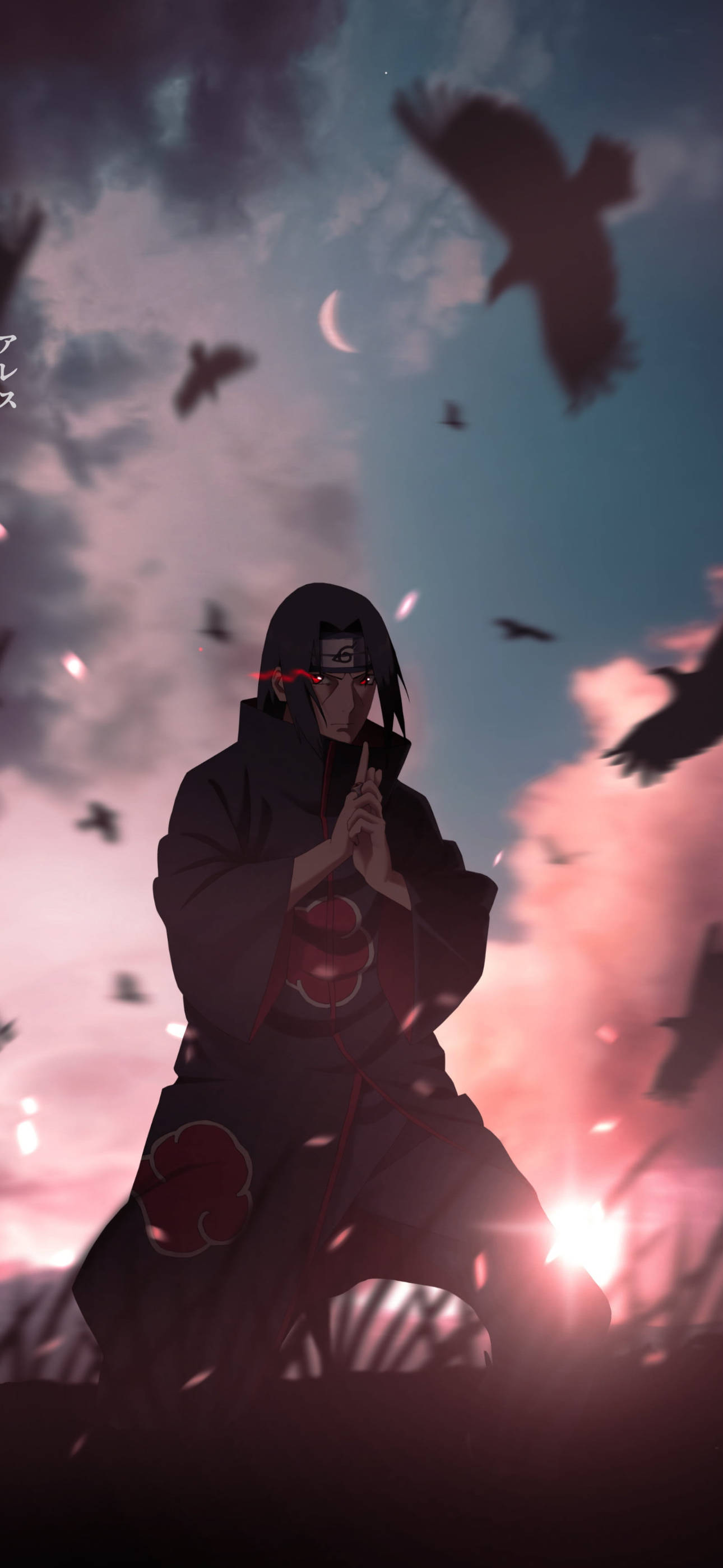 Itachi 桌布 壁紙 — 一個穿著帶有紅雲的黑色斗篷的忍者跪在暮色天空下，鳥兒飛過新月。