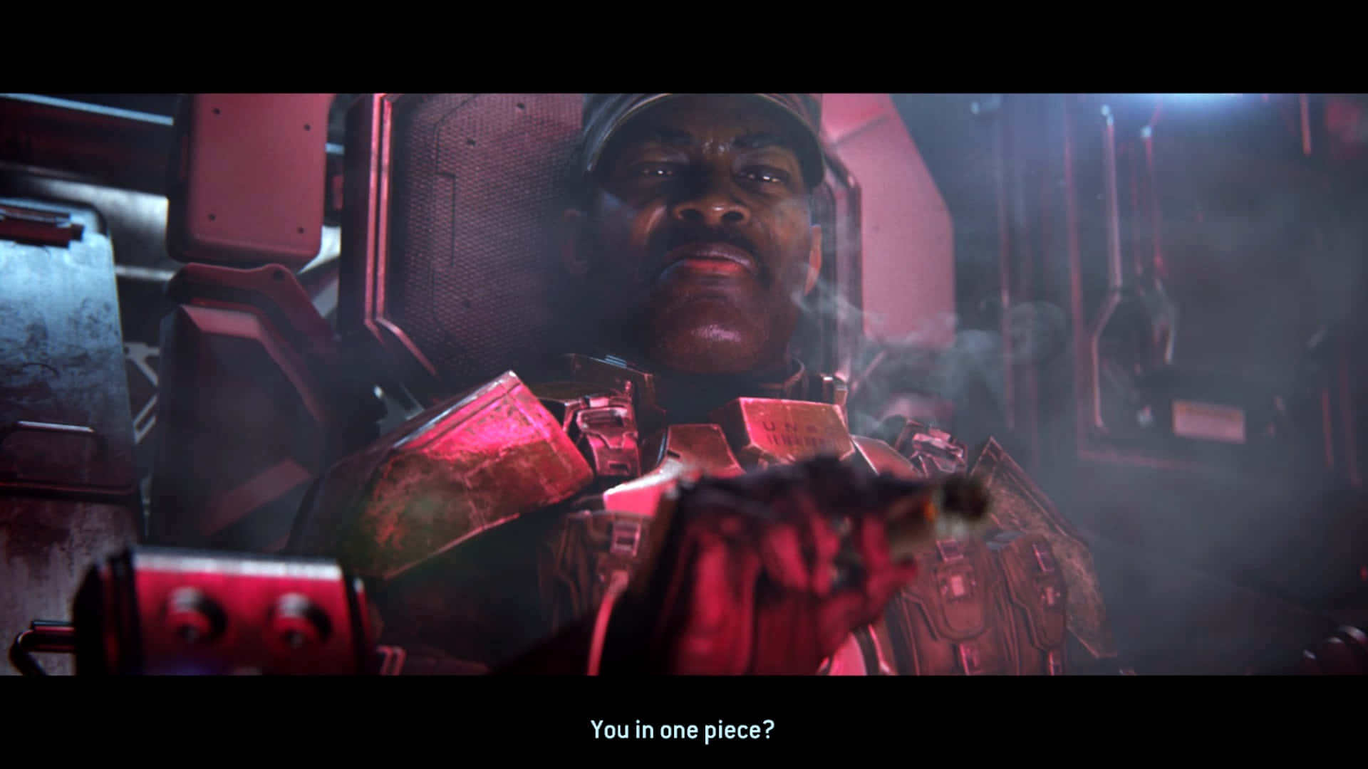 Sergeant Johnson 桌布 壁紙 — 一個穿著未來裝甲的男人在昏暗紅光的太空船駕駛艙內吸煙，煙霧在他周圍盤旋。