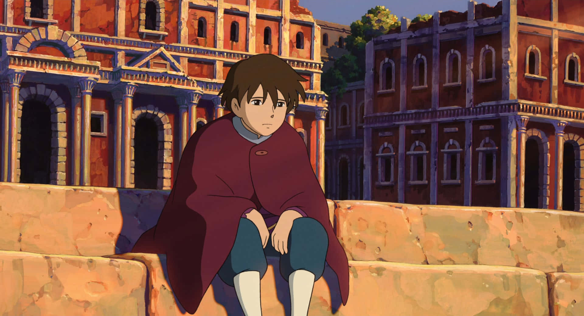 Tales From Earthsea 桌布 壁紙 — 一個穿著栗色斗篷的年輕動漫男孩，在溫暖金色光芒籠罩的宏偉古典建築前，坐在石牆上沉思。