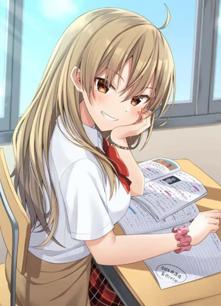 Gyaru 桌布 壁紙 — 一個穿著校服、開心的動畫女孩在明亮的窗邊書桌前學習，面帶微笑。