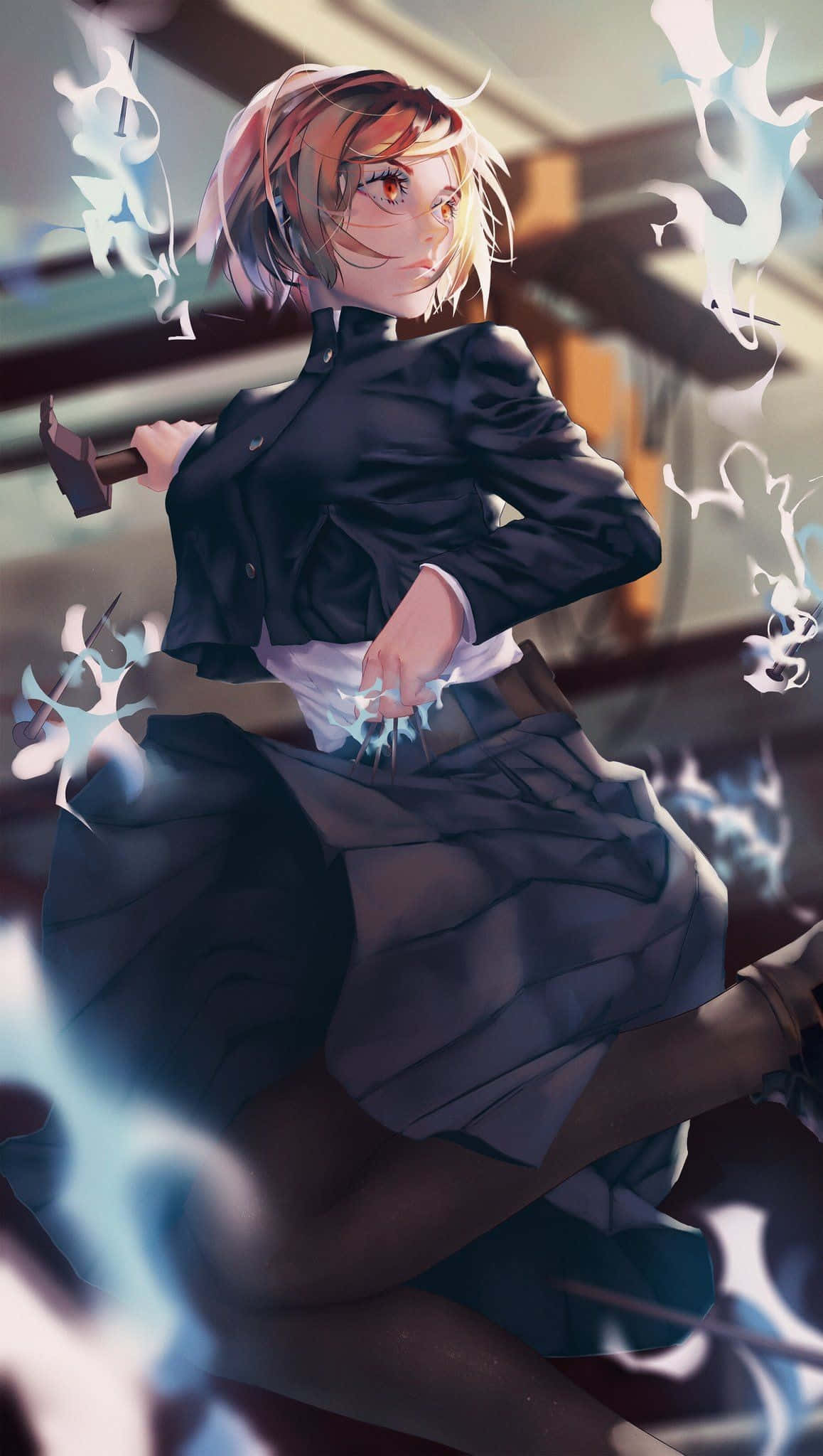 Nobara Kugisaki 桌布 壁紙 — 一個穿著校服的堅定動漫女孩，在動態動作姿勢中揮舞著被發光藍色能量包圍的錘子。