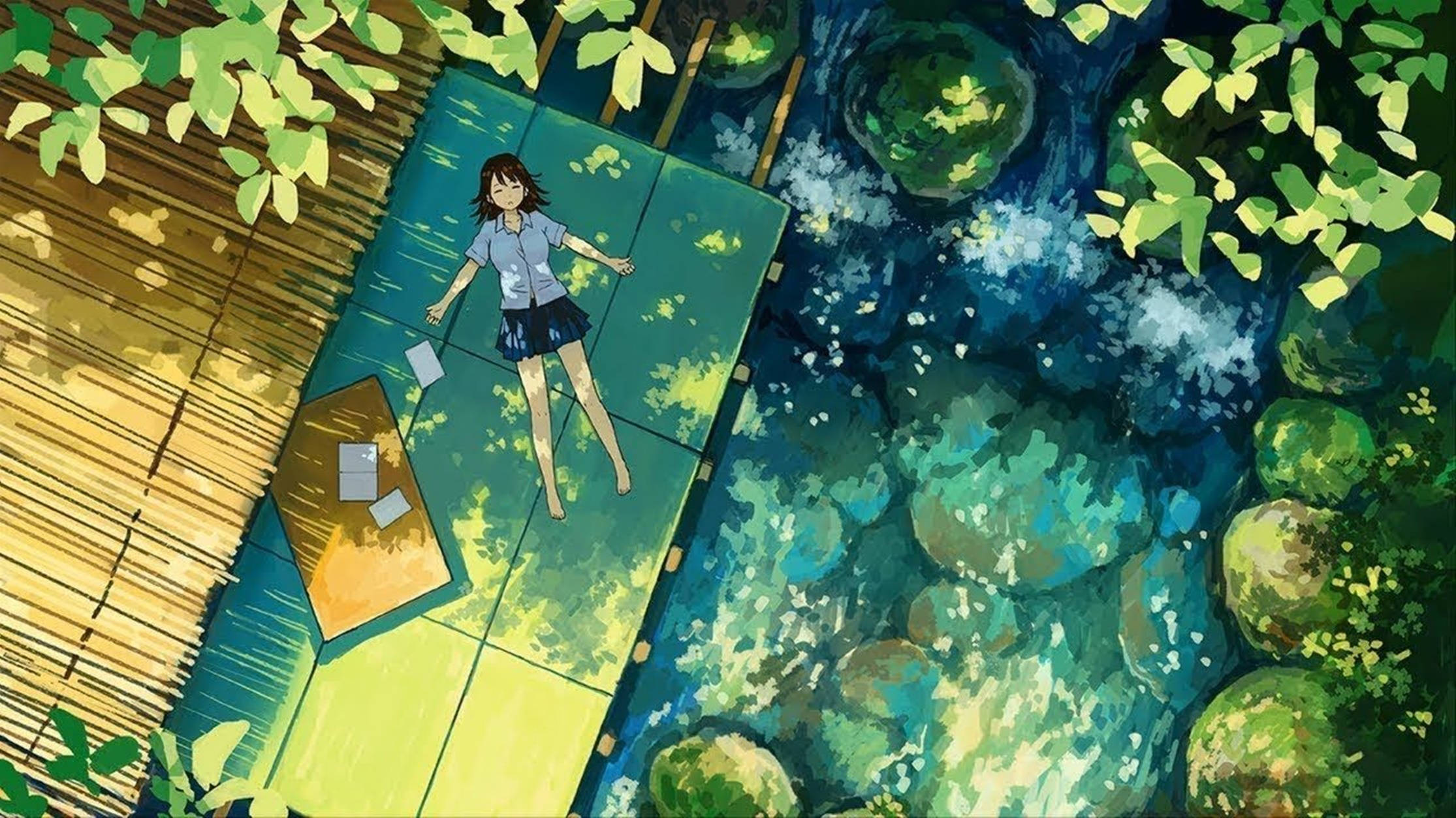 Sleeping 桌布 壁紙 — 一個穿著校服的女孩在竹筏上平靜地漂浮，穿過一條陽光斑駁、長滿苔蘚的河流，周圍是茂密的綠色樹葉。