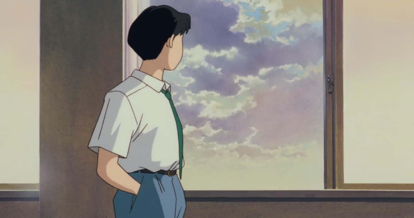 Studio Ghibli Ocean Waves 桌布 壁紙 — 一個穿著校服的年輕動漫男孩站在窗邊，凝視著帶有蓬鬆雲朵的柔和紫色和藍色天空。