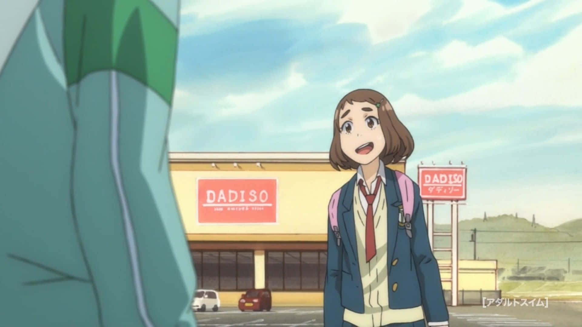Flcl Alternative 桌布 壁紙 — 一個穿著校服的驚訝動漫女孩站在DADISO商店外，頭頂是晴朗的藍天和蓬鬆的白雲。