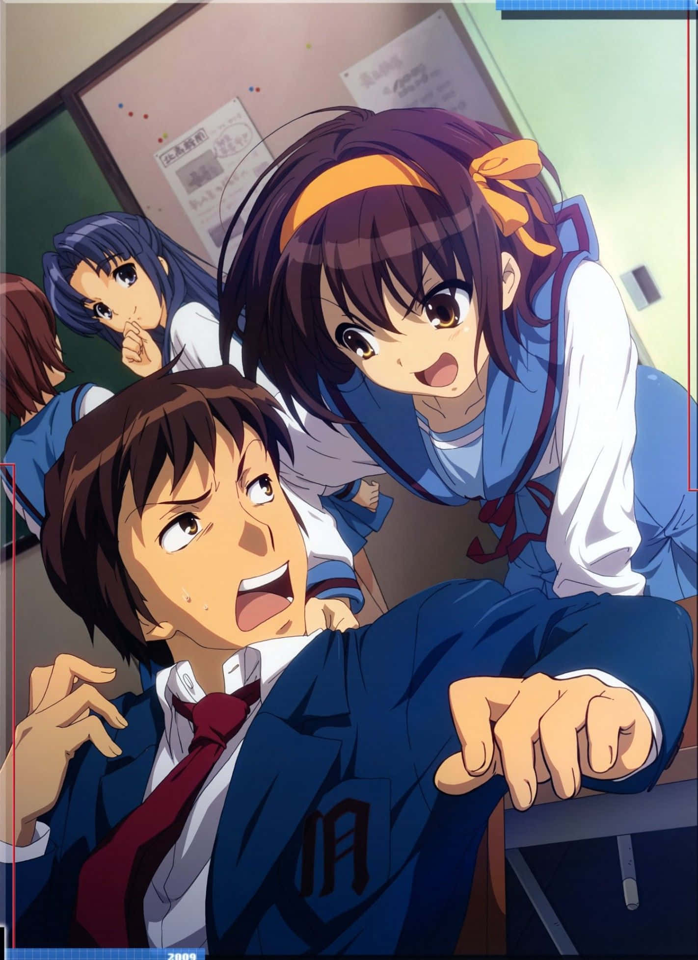 Kyon 桌布 壁紙 — 一個穿著校服的驚訝動畫男孩被一個開朗的女孩在教室裡嬉戲地壓住，其他學生在旁觀看。