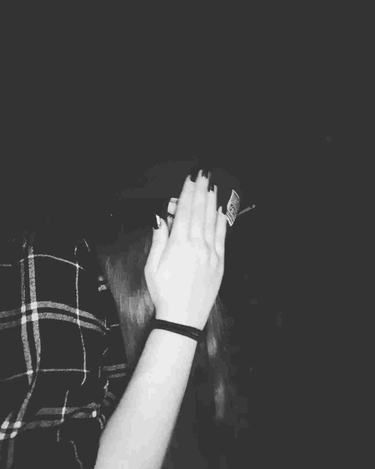 女孩 桌布 壁紙 — 一個穿著格仔衫嘅人喺一張黑白分明嘅相入面用一隻手遮住塊面。
