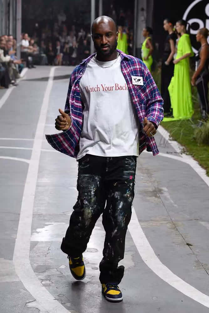 一個穿著格仔衫的男人在走道上行走 壁紙