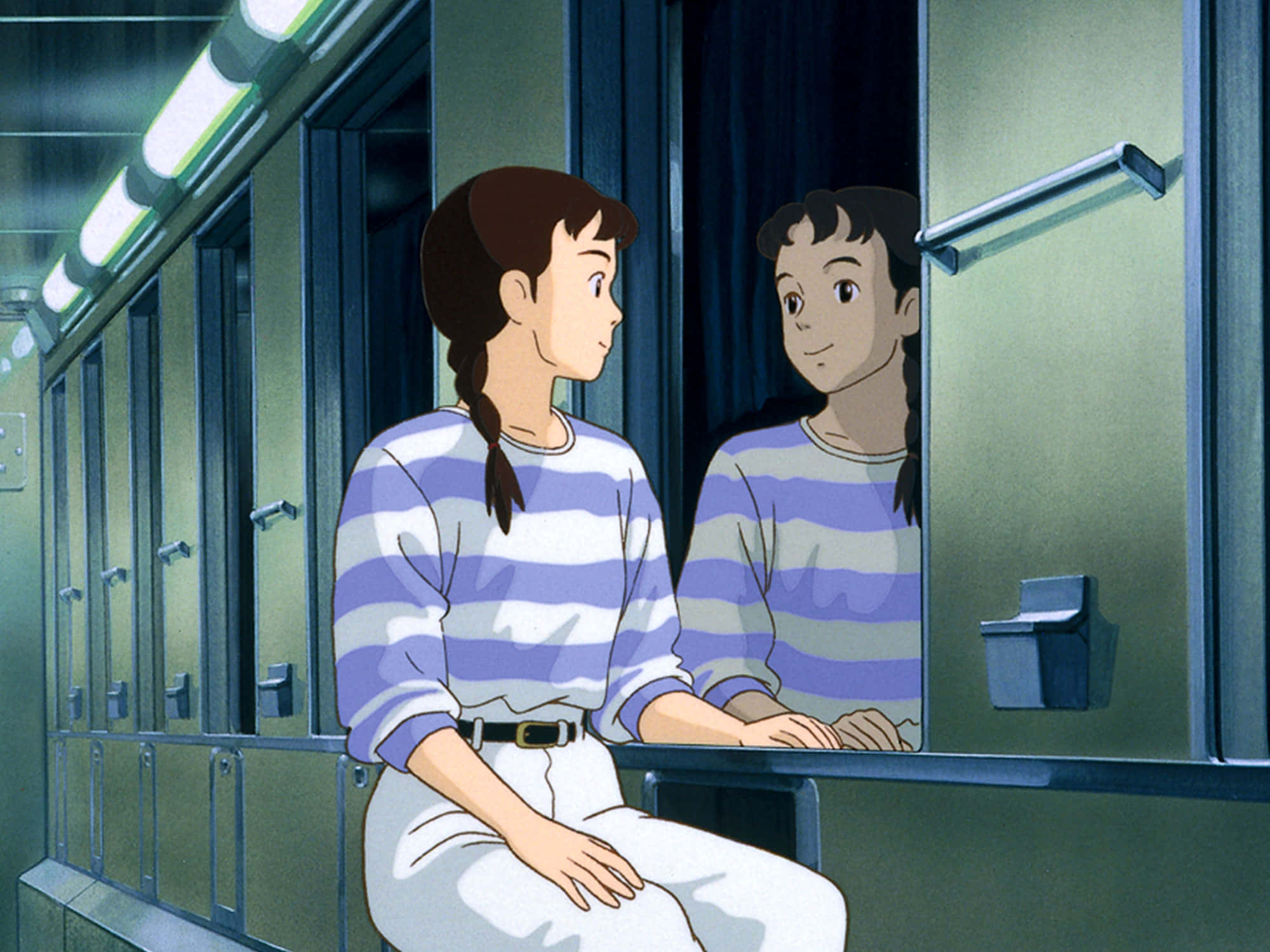 Only Yesterday 桌布 壁紙 — 一個穿著條紋襯衫的年輕女孩坐在火車長椅上，溫柔地微笑著凝視窗中的倒影。