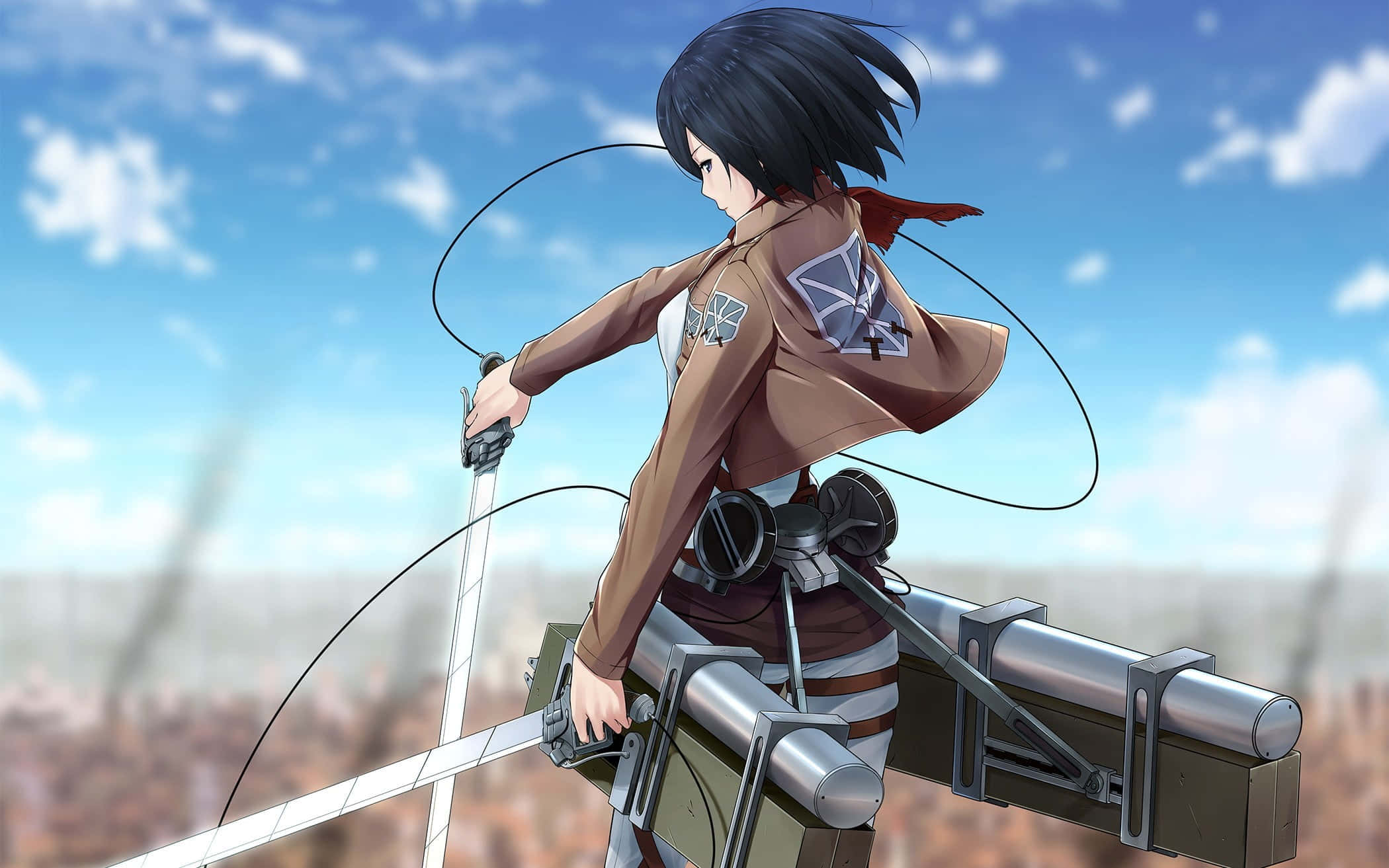 Attack On Titan Season 1 桌布 壁紙 — 一個穿著棕色制服、帶著劍和裝備的動漫女孩，站在牆上，背景是晴朗的藍天和散落的雲朵。