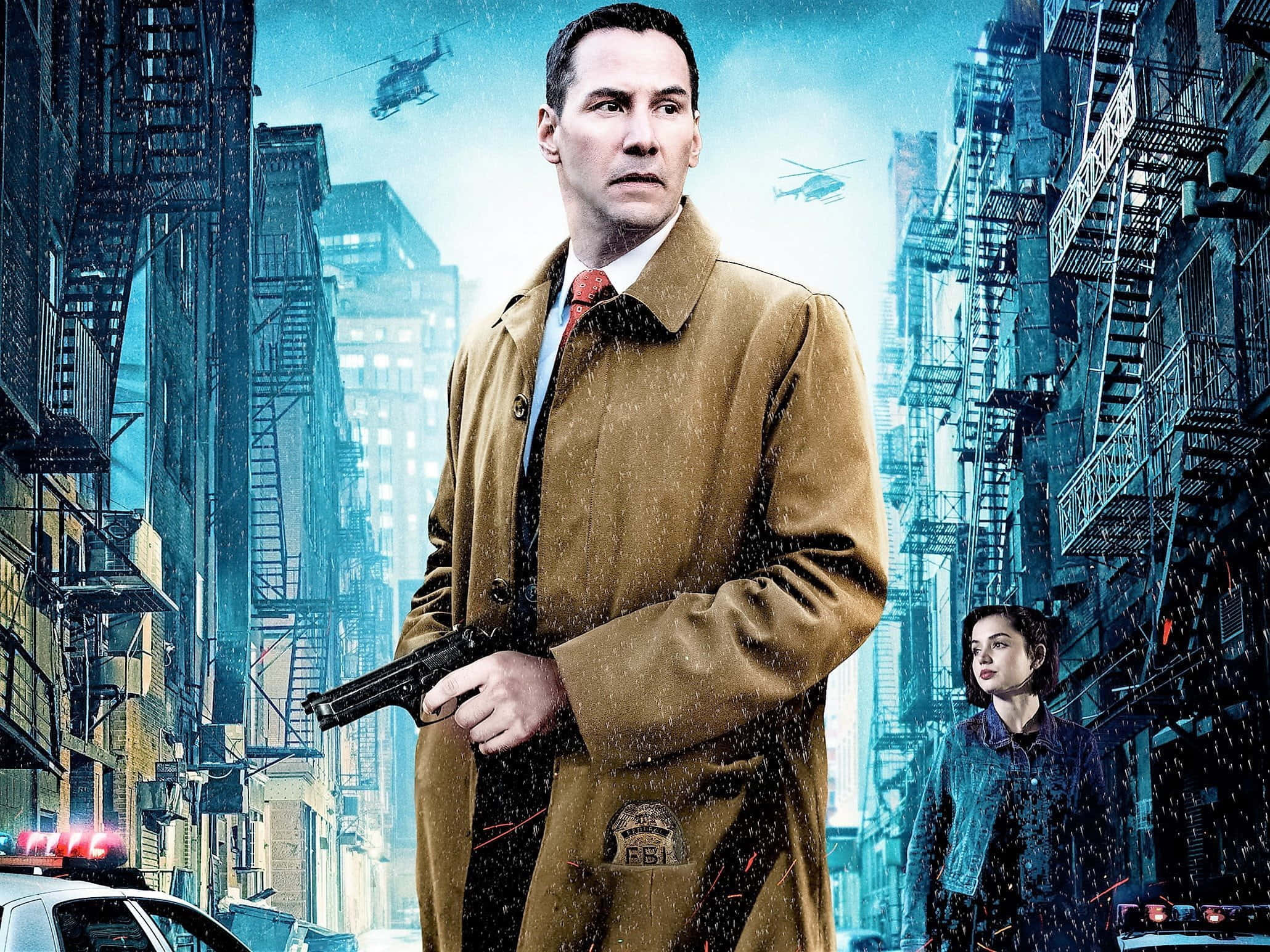 Keanu Reeves 桌布 壁紙 — 一個穿著棕色外套的男人在雨中城市小巷裡拿著槍，直升機在頭頂飛過，附近站著一個女人。