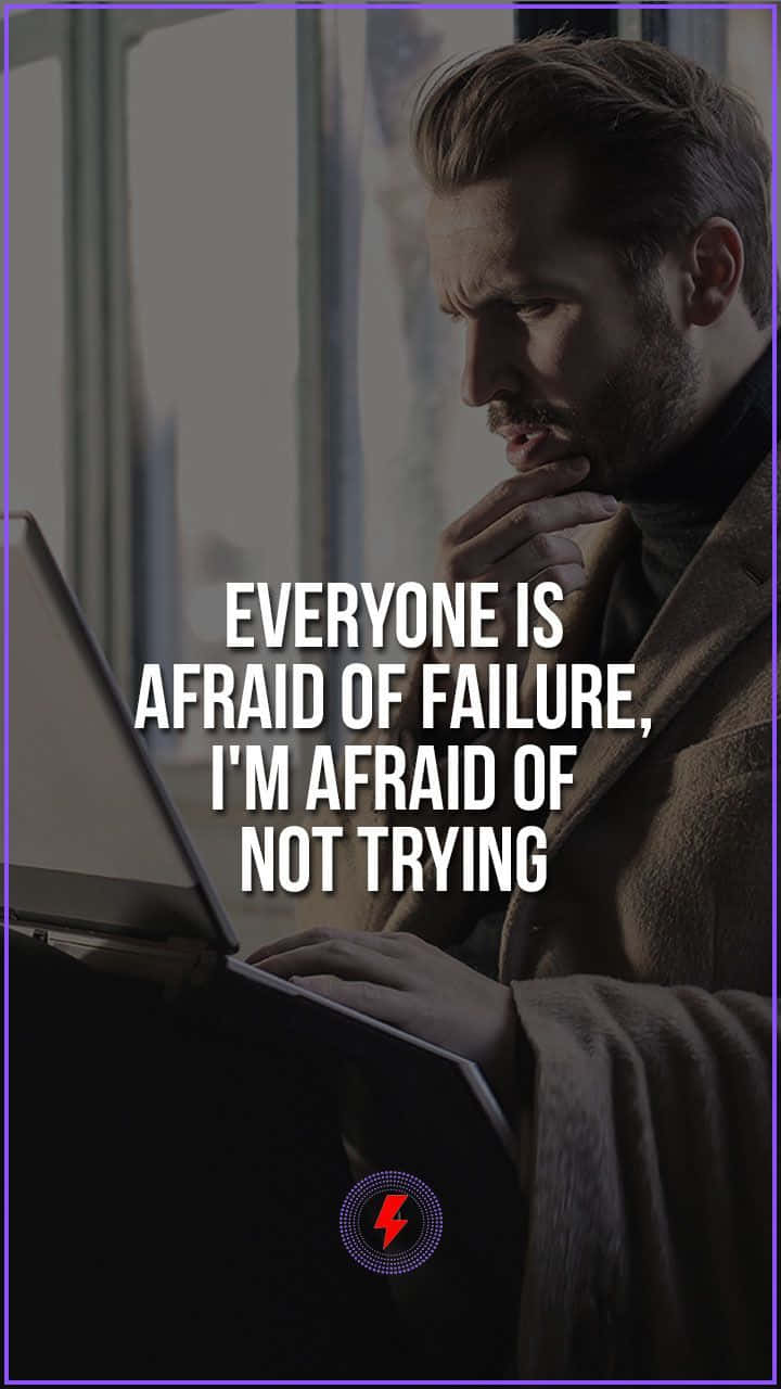 Entrepreneurial Memes 桌布 壁紙 — 一個穿著棕色外套的男人沉思地坐在手提電腦前，圖片上覆蓋著一句勵志語錄。