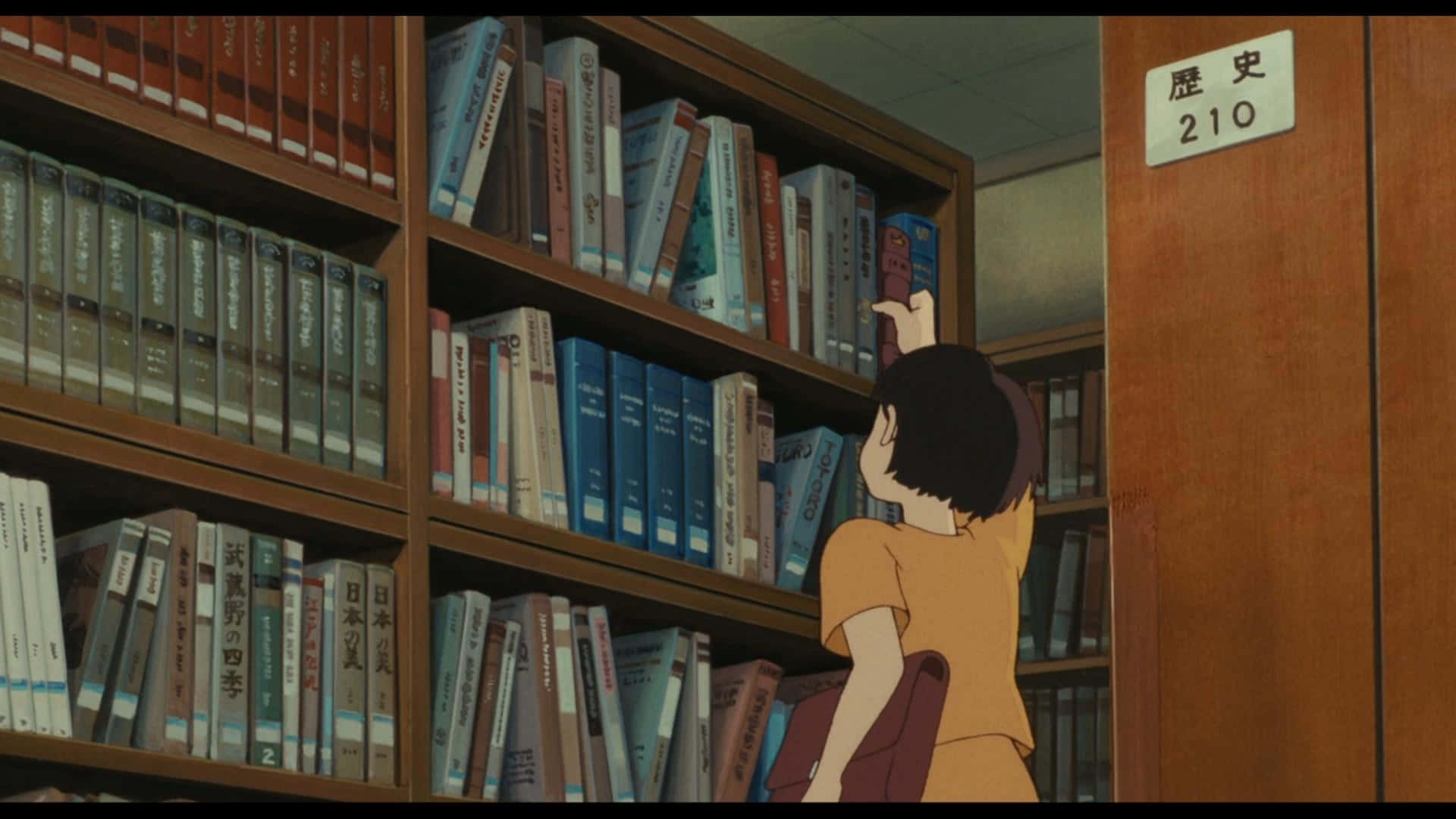 Whisper Of The Heart 桌布 壁紙 — 一個穿著橙色襯衫嘅年輕女仔喺一個安靜嘅圖書館區域（標示為歷史）伸手去攞木書架上嘅一本書。