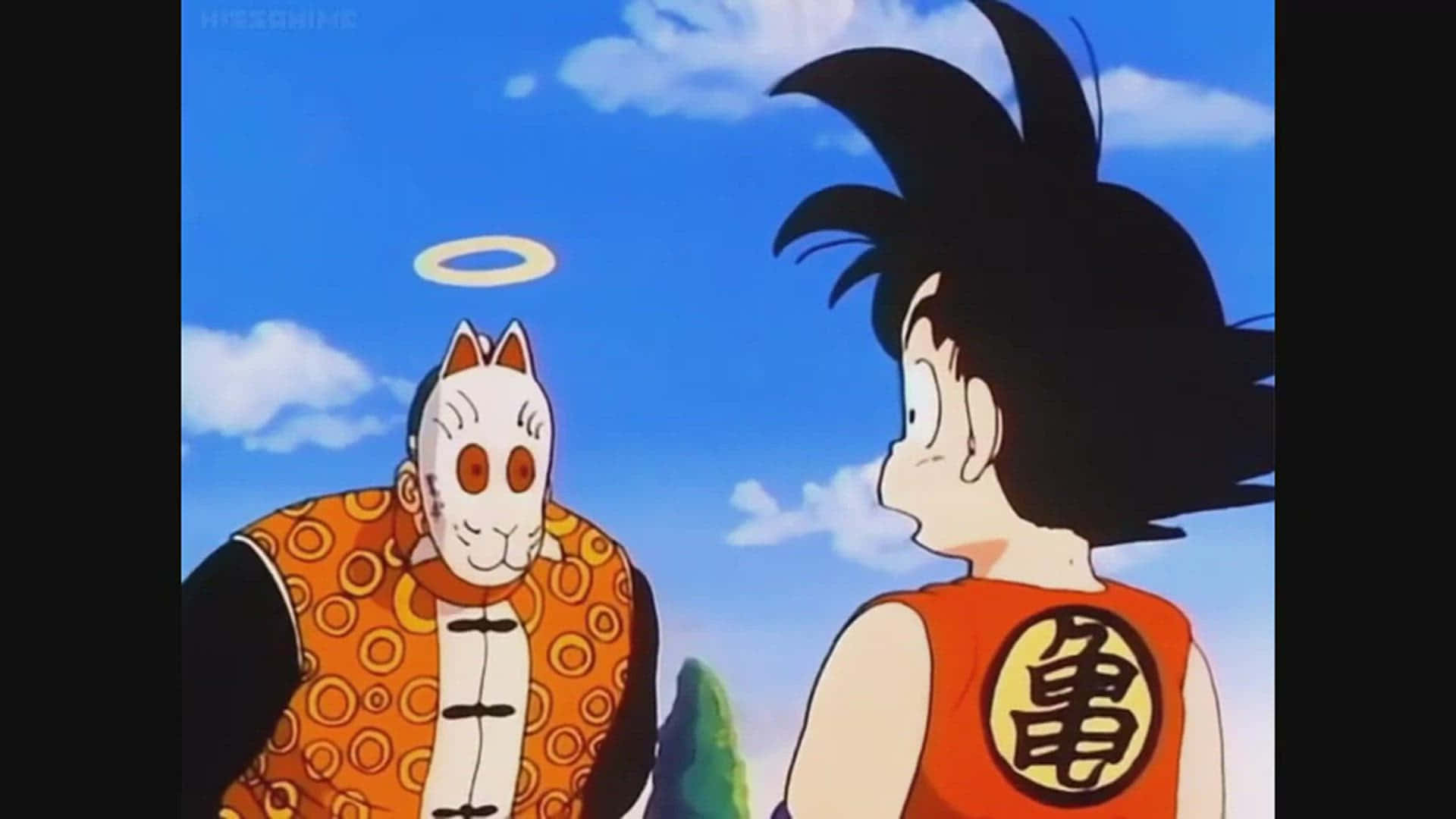 Grandpa Gohan 桌布 壁紙 — 一個穿著橙色道袍的男孩，在明亮的藍天下凝視著一個戴著面具、帶有光環的貓狀人物。