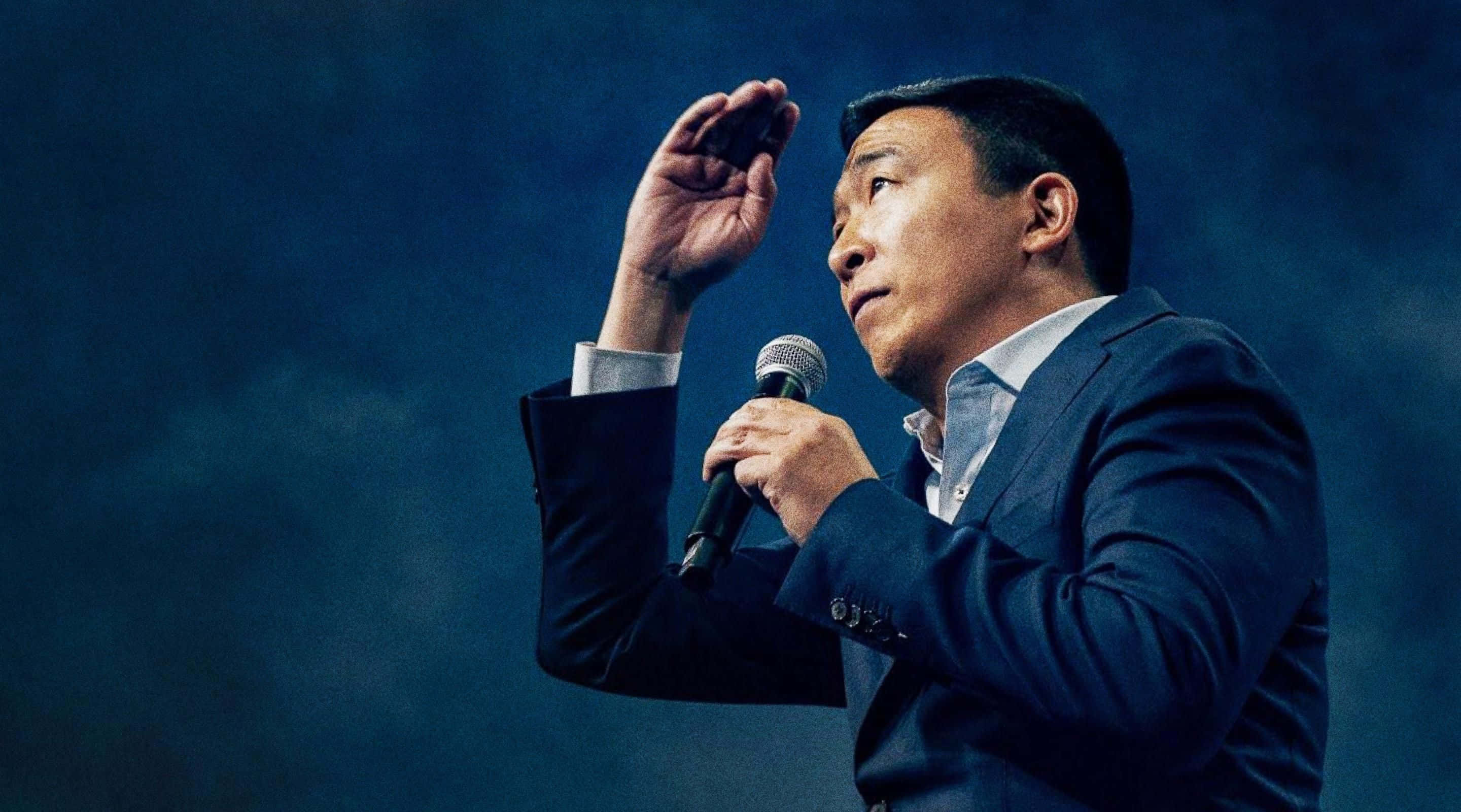 警察 桌布 壁紙 — 一個穿著深色西裝的男人在煙霧藍色背景下熱情地對著麥克風說話。