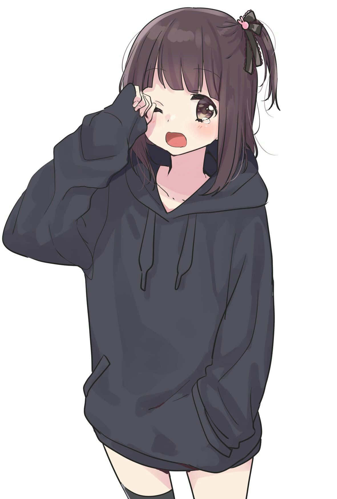 Menhera Chan 桌布 壁紙 — 一個穿著深色連帽衫的開朗動畫女孩，一邊把手放在臉上，一邊頑皮地眨眼。