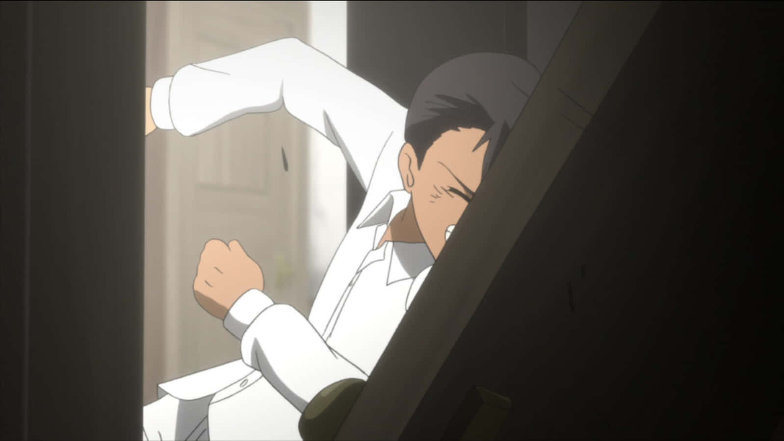 The Promised Neverland Don 桌布 壁紙 — 一個穿著白恤衫的年輕男子在燈光昏暗的走廊上用力推開一扇沉重的門。