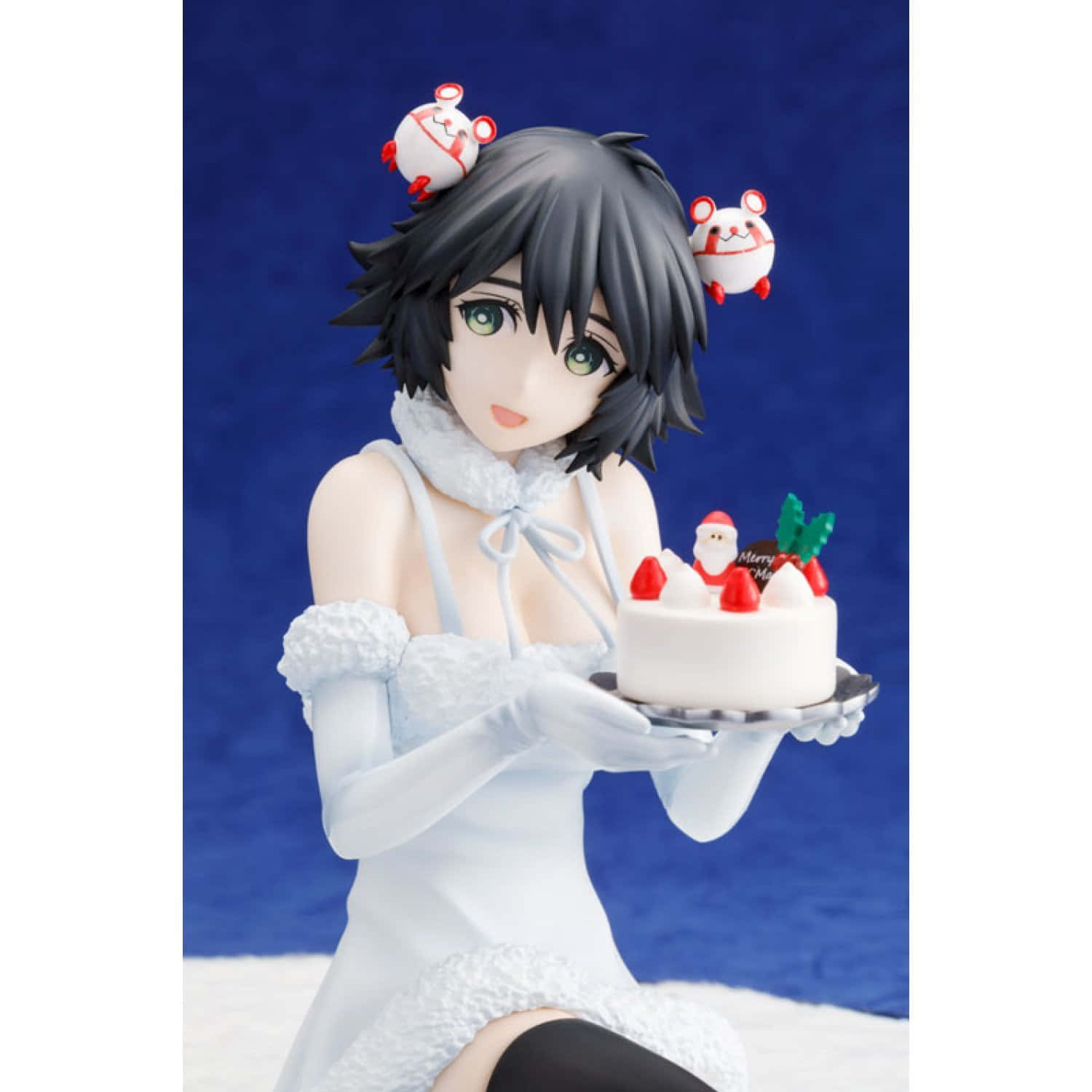 Mayuri Shiina 桌布 壁紙 — 一個穿著白色冬季連衣裙的女孩動漫公仔，在深藍色背景前拿著帶有節日裝飾的聖誕蛋糕。