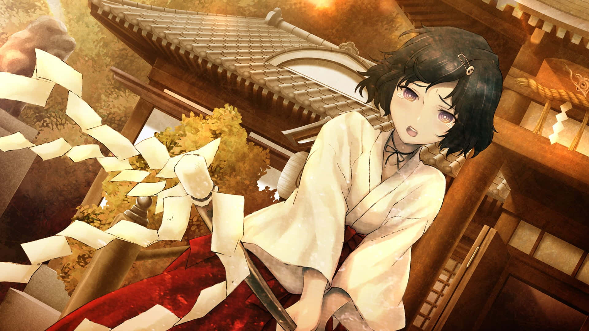 Luka Urushibara 桌布 壁紙 — 一個穿著白色和服的驚訝動畫女孩坐在木製神社屋頂上，秋天的樹葉和紙條在她周圍旋轉。