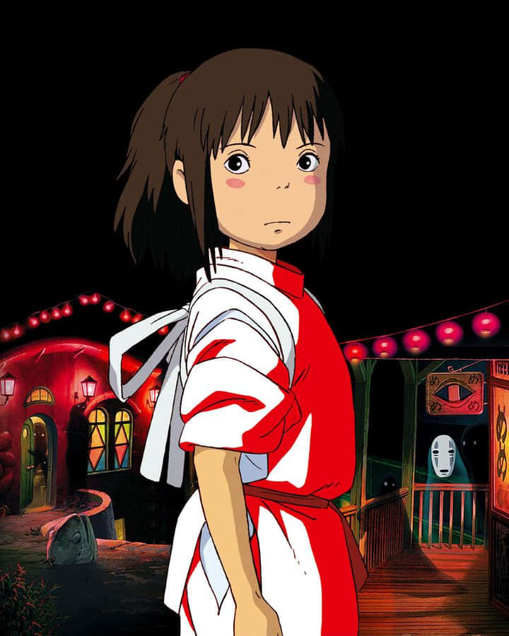 一個穿著白色和紅色服裝的女孩站在一間屋前 壁紙