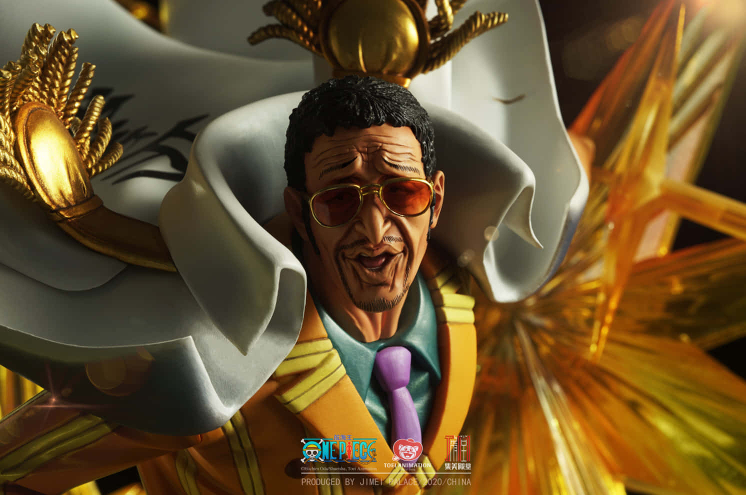 Kizaru 桌布 壁紙 — 一個穿著白色外套、金色肩章和紫色領帶的男性動漫人物模型，背景是發光的金色。