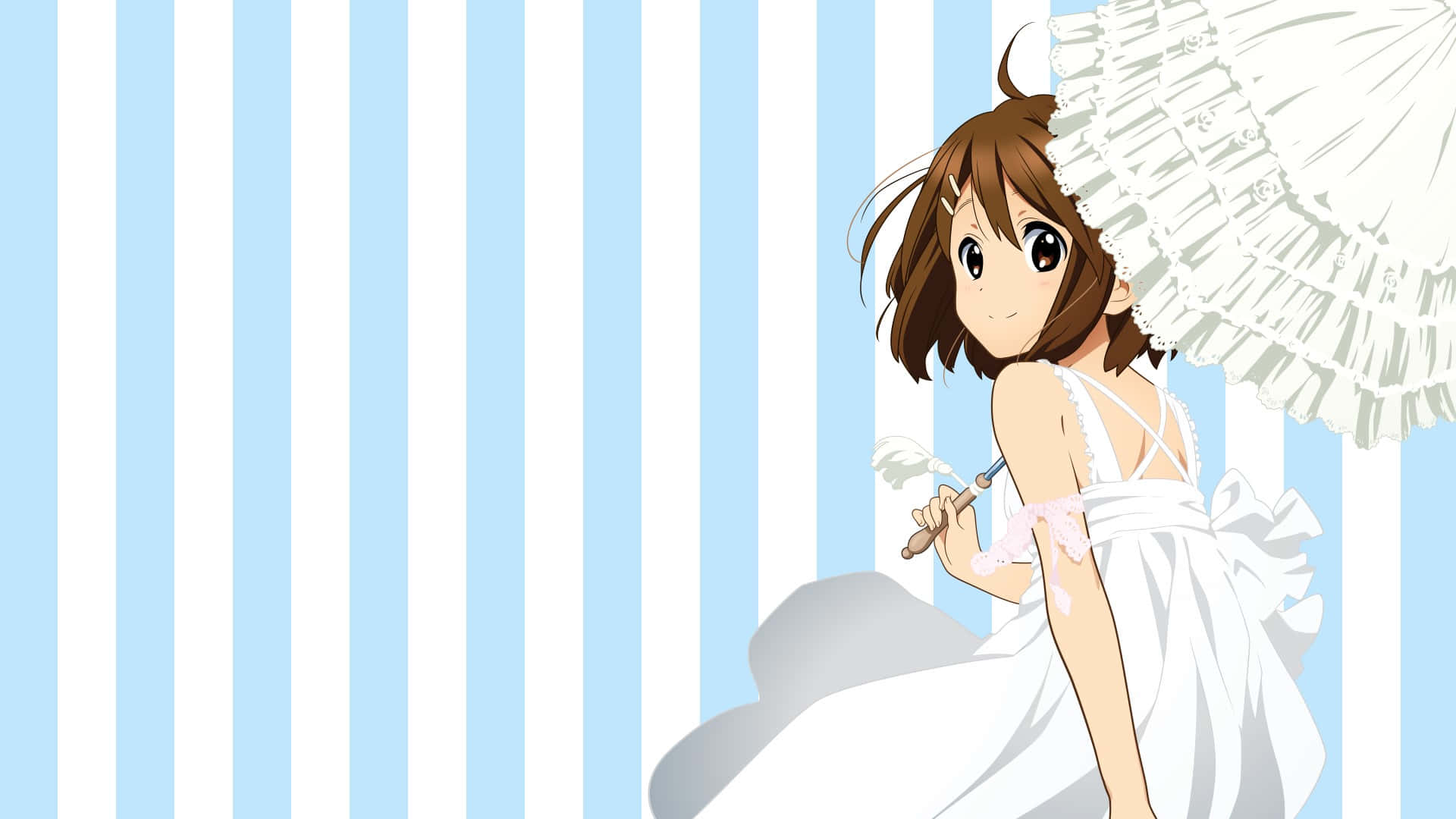 yui hirasawa 桌布 壁紙 — 一個穿著白色荷葉邊裙子的開心動漫女孩，在藍白條紋背景前拿著畫筆。