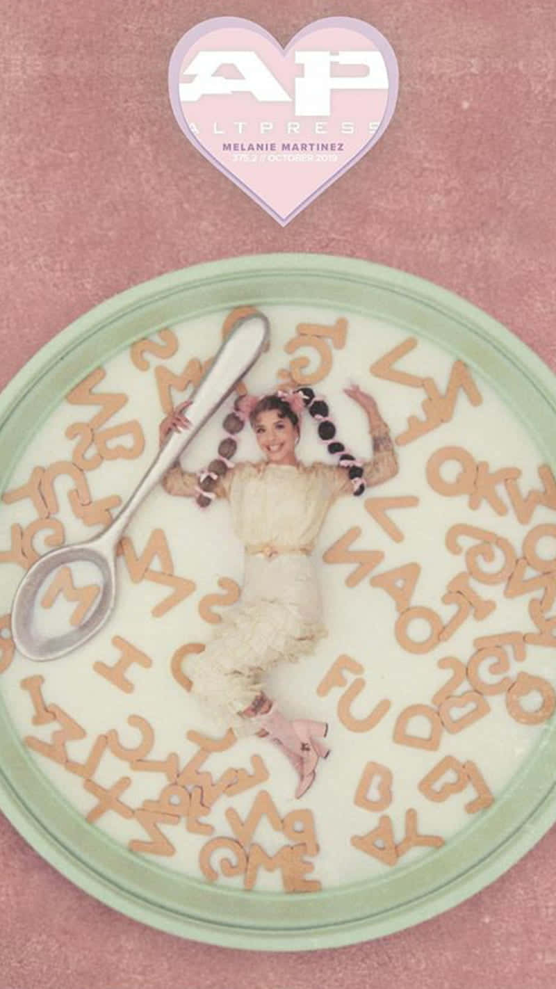 Melanie Martinez 桌布 壁紙 — 一個穿著白色衣服的小女孩，拿著湯匙，快樂地漂浮在一個裝滿穀物片的大碗裡，周圍散落著字母。