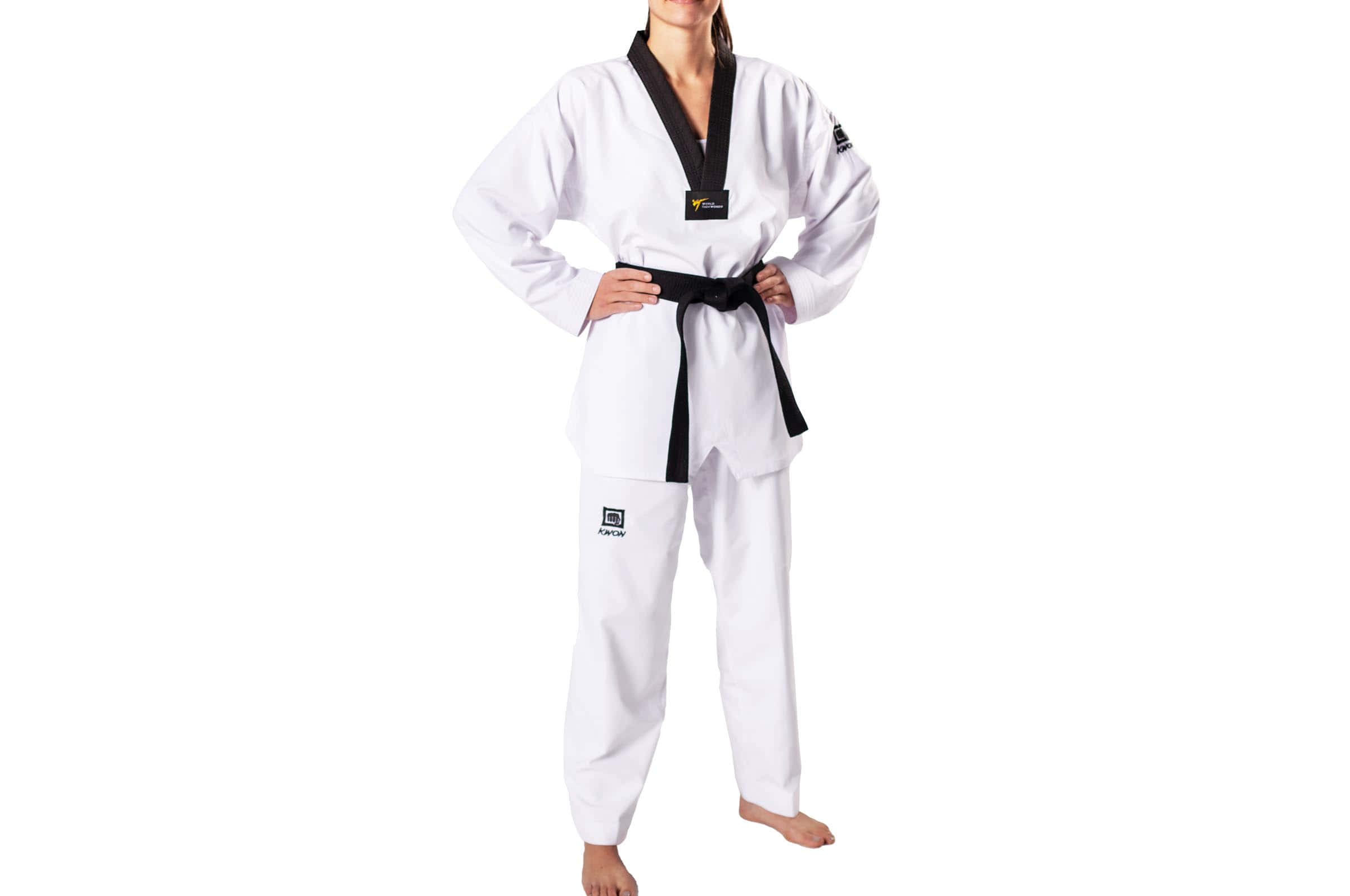 Taekwondo Uniform 桌布 壁紙 — 一個穿著白色跆拳道制服、繫著黑色腰帶的人，自信地站在純白色背景前。
