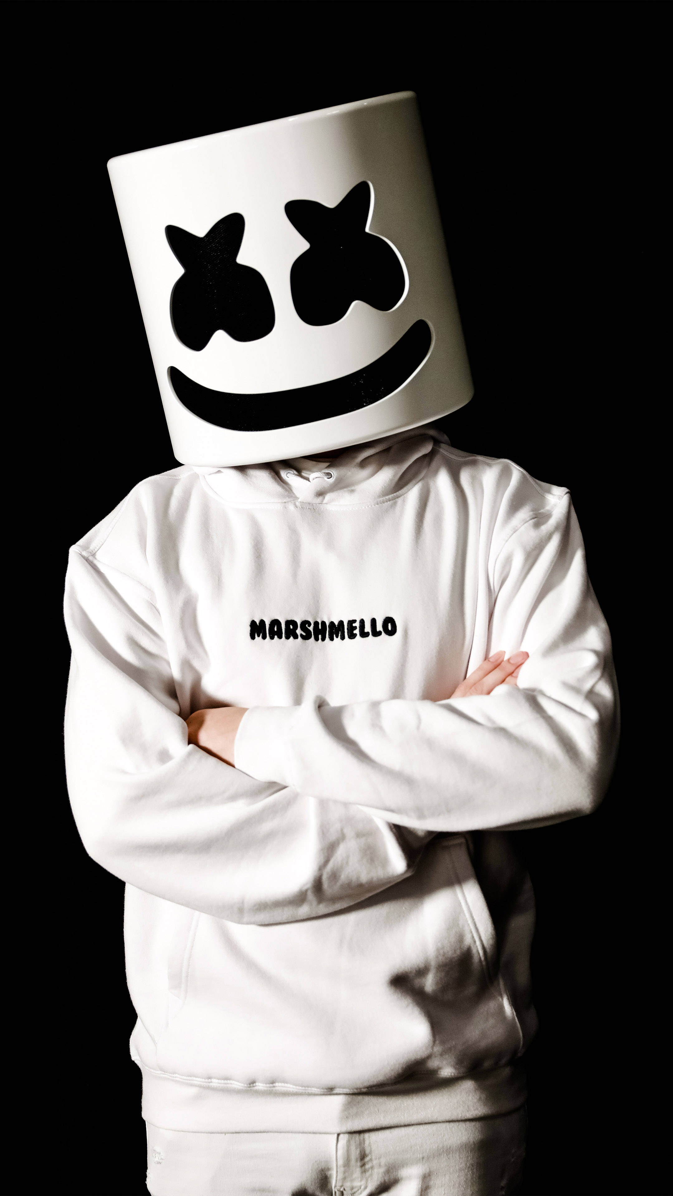 Marshmallow 桌布 壁紙 — 一個穿著白色連帽衫和標誌性棉花糖頭盔的人自信地站在黑色背景前，雙臂交叉。