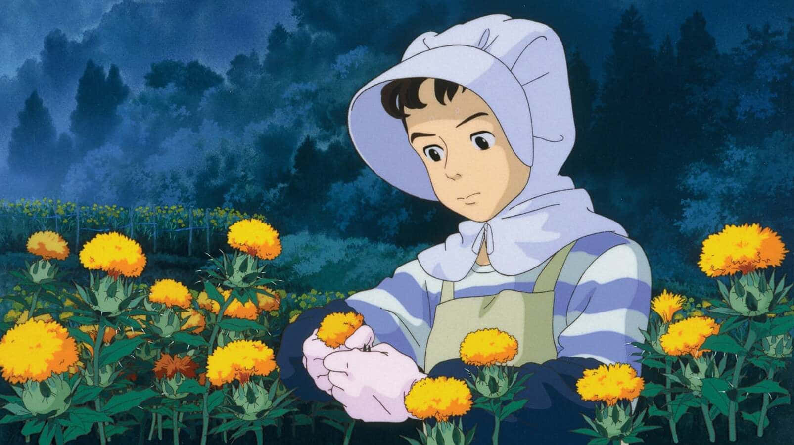 Only Yesterday 桌布 壁紙 — 一個穿著白色連帽衫的小女孩在暮色中，於黑暗森林下的田野裡輕輕拿著一朵黃花。