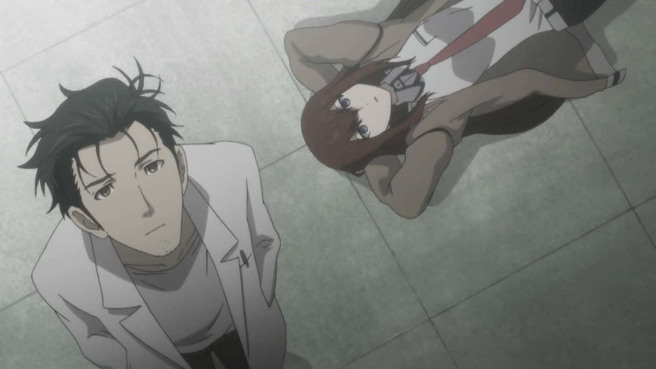 Rintaro Okabe 桌布 壁紙 — 一個穿著白袍的年輕男子低頭看著一個穿著校服躺在地磚上的女孩。