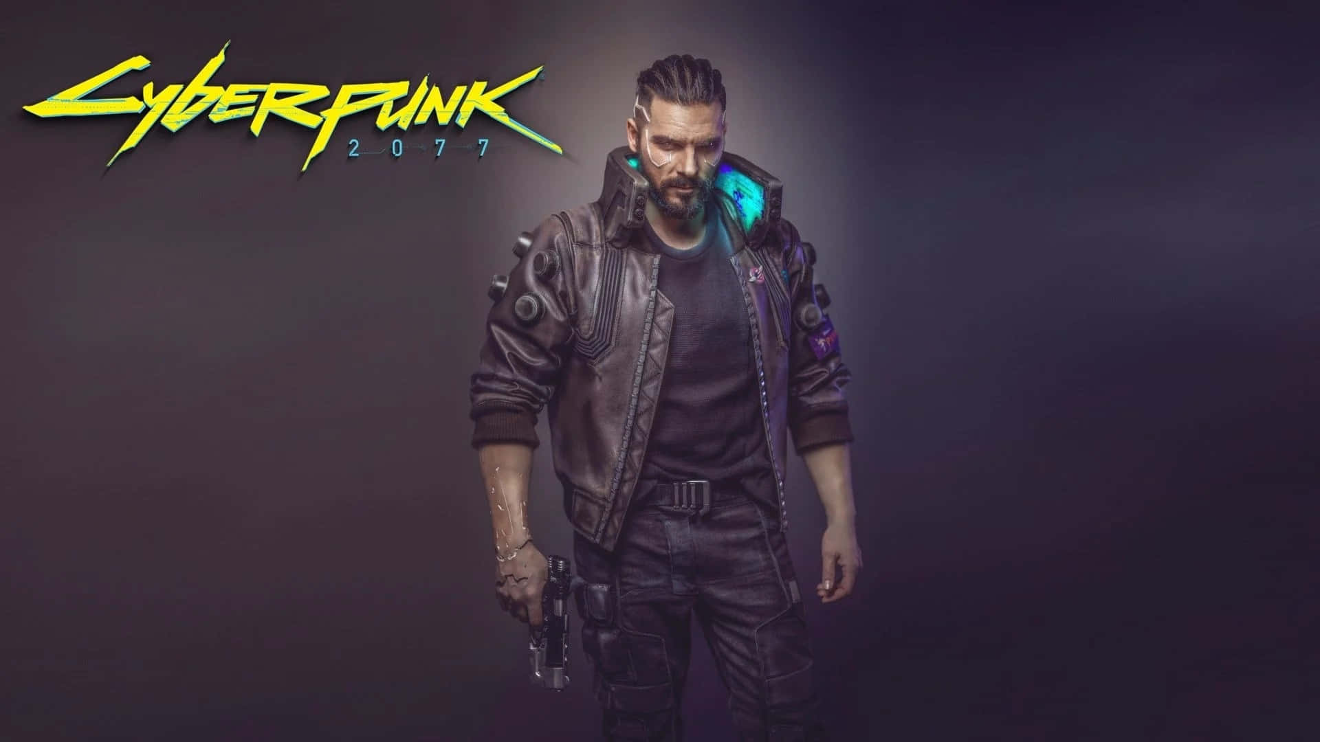 Cyberpunk 2077 Characters 桌布 壁紙 — 一個穿著皮褸、帶有發光義體嘅賽博龐克主角，喺Cyberpunk 2077標誌下企喺黑暗背景前。