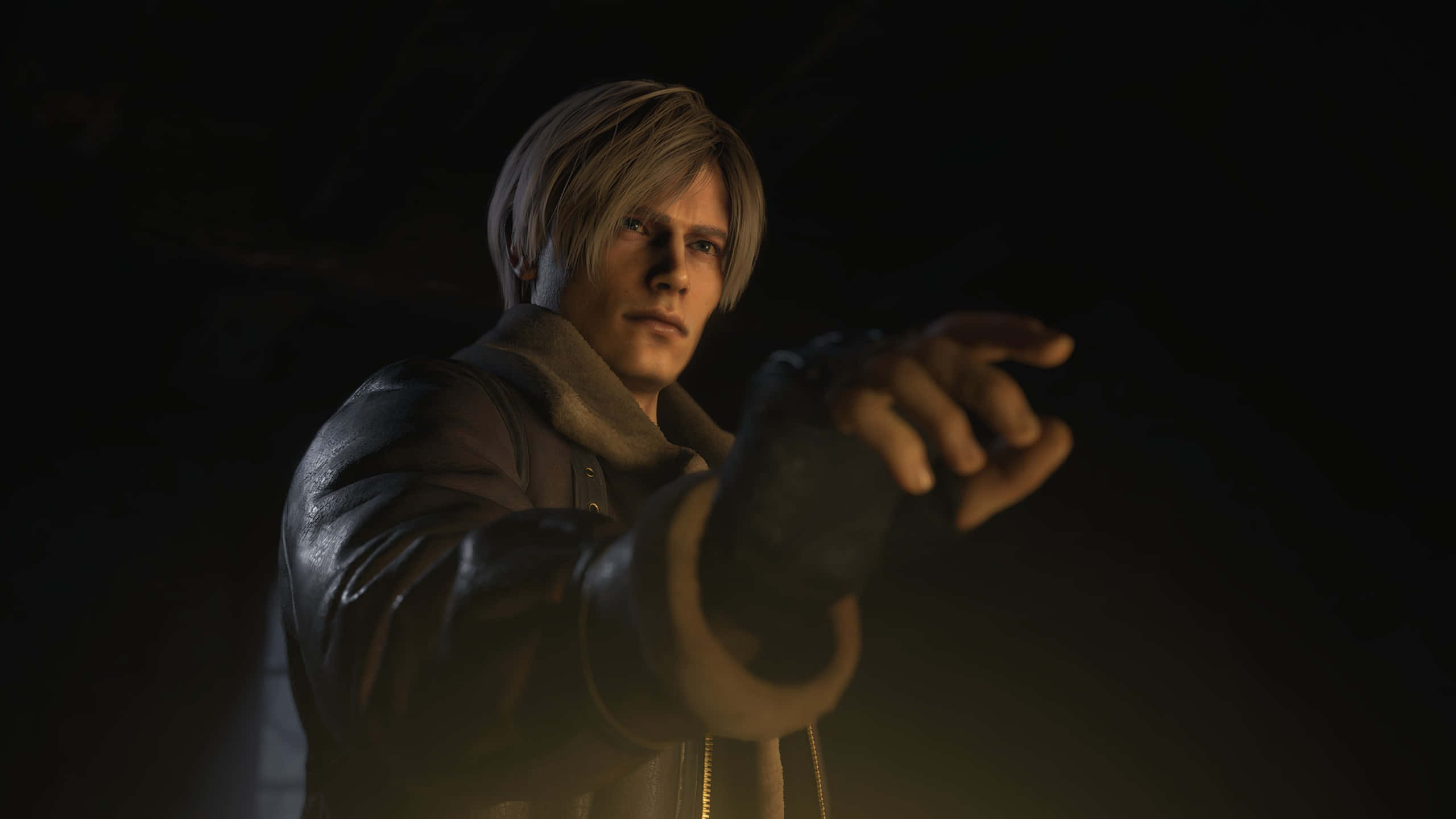 Resident Evil Characters 桌布 壁紙 — 一個穿著皮褸的男人在黑暗、陰沉、電影般的場景中，在戲劇性的燈光下向前指。