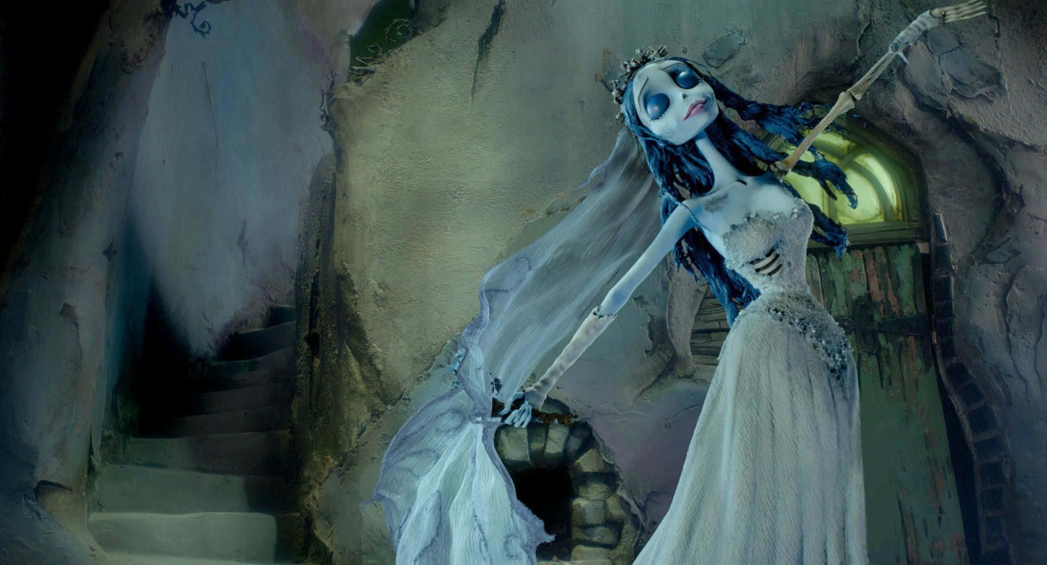 corpse bride 桌布 壁紙 — 一個穿著破爛白色婚紗的骷髏新娘，優雅地站在一個破敗的石頭墓穴中，手持骨杖。
