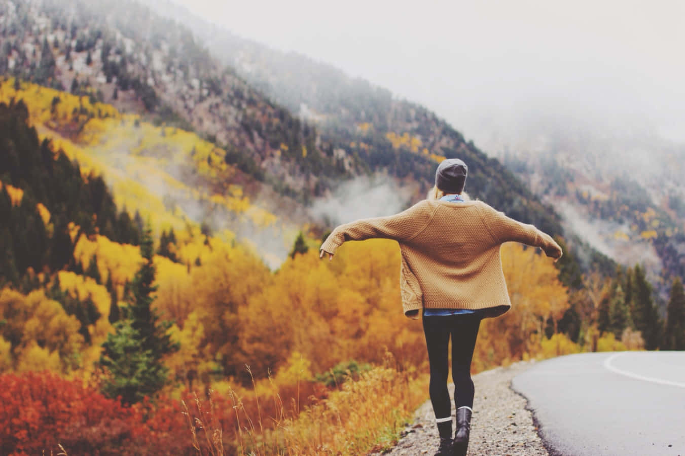 Fall Hikes 桌布 壁紙 — 一個穿著米色毛衣的人喺一條被秋葉同霧氣籠罩嘅山路上面張開雙臂企喺度。