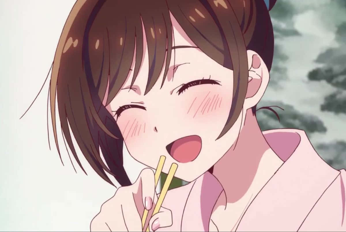 Chizuru Maihara 桌布 壁紙 — 一個穿著粉紅色和服的開朗動漫女孩，在柔和的模糊背景下用筷子吃飯時大笑。