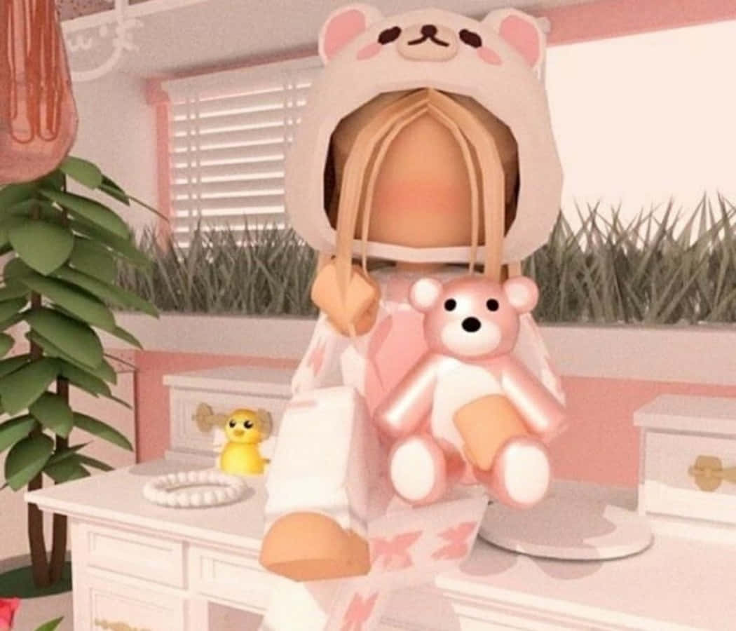 美學 Roblox 桌布 壁紙 — 一個穿著粉紅色熊連帽衫的Roblox角色在一個有植物和一隻黃色鴨子的粉彩粉紅色房間裡抱著一個毛絨泰迪熊。