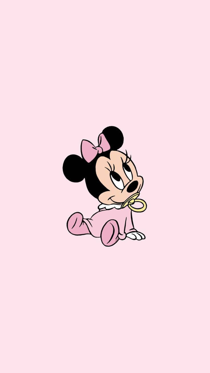 Minnie Mouse 桌布 壁紙 — 一個穿著粉紅色衣服、帶著奶嘴的嬰兒米妮老鼠坐在柔和的粉紅色背景前。