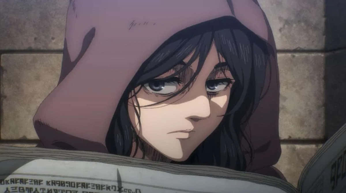 Pieck Finger 桌布 壁紙 — 一個穿著粉紅色連帽衫的嚴肅動漫女孩，在石牆背景下從報紙上方窺視。