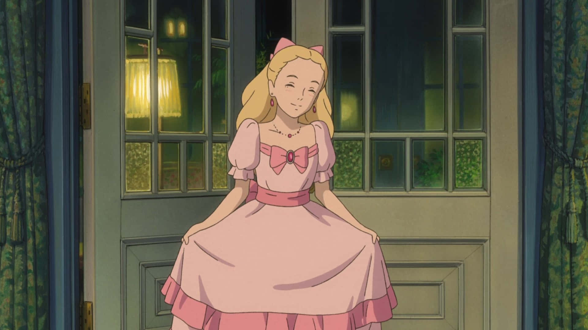 when marnie was there 桌布 壁紙 — 一個穿著粉紅色連衣裙、戴著貓耳的可愛動漫女孩在夜晚坐在門上，在柔和的室內燈光下溫暖地微笑。