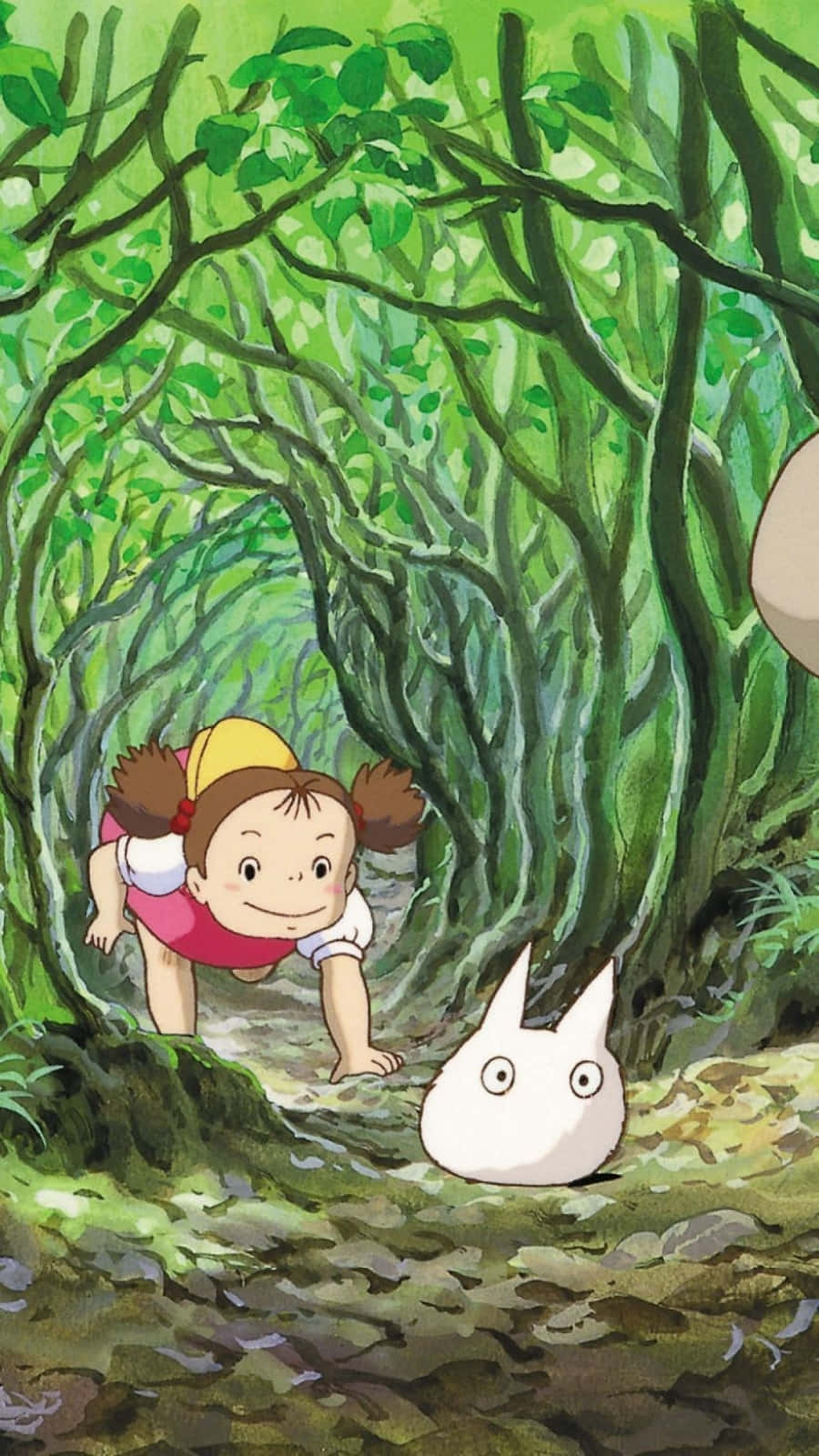 Hayao Miyazaki Movies 桌布 壁紙 — 一個穿著粉紅色連衣裙的快樂女孩，在一個好奇的白色大眼睛生物旁邊，爬過一個茂密的綠色森林隧道。