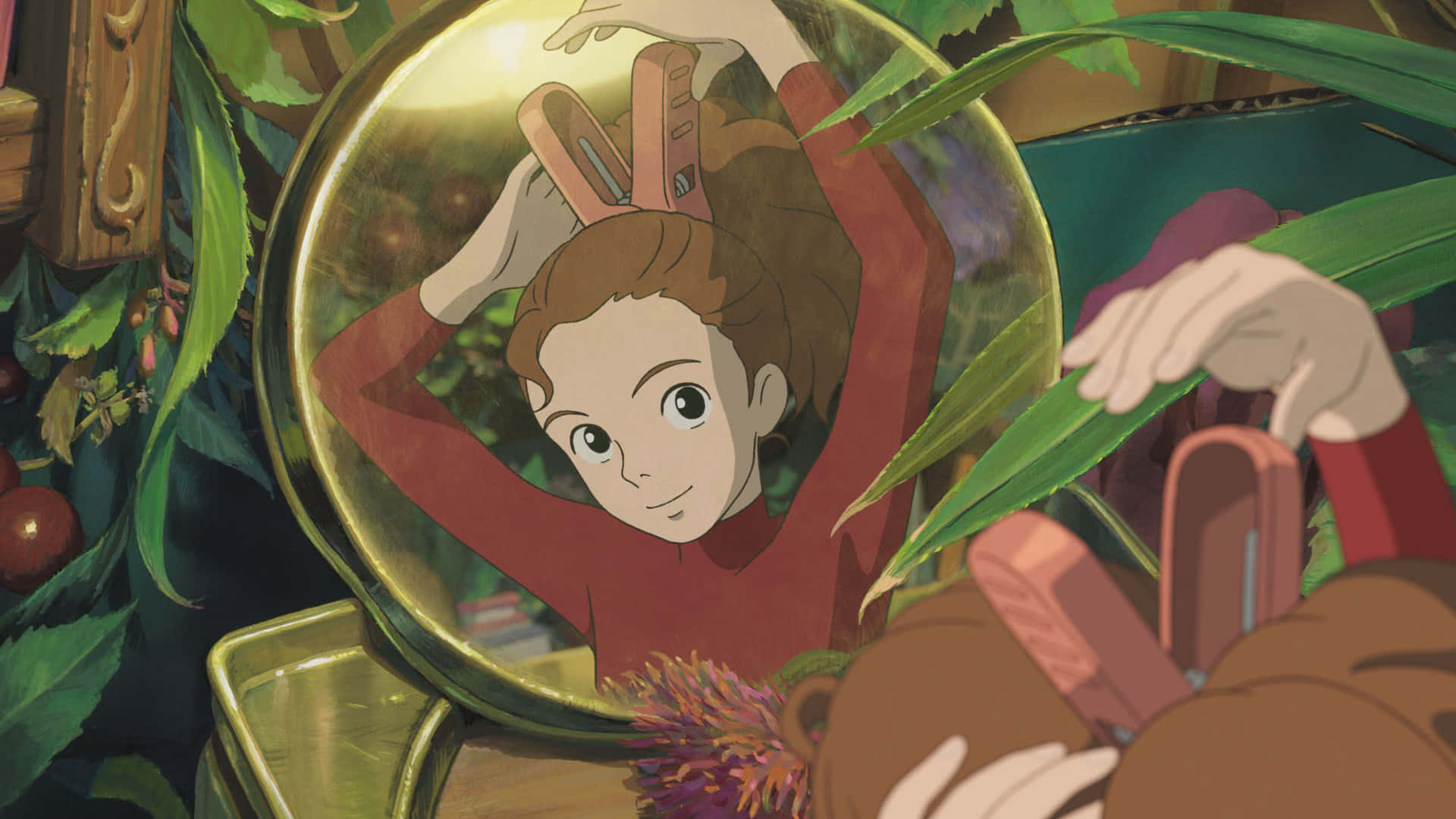 The Secret World Of Arrietty 桌布 壁紙 — 一個穿著紅色衣服的小女孩微笑著調整金色頭盔，周圍是茂密的綠色樹葉。